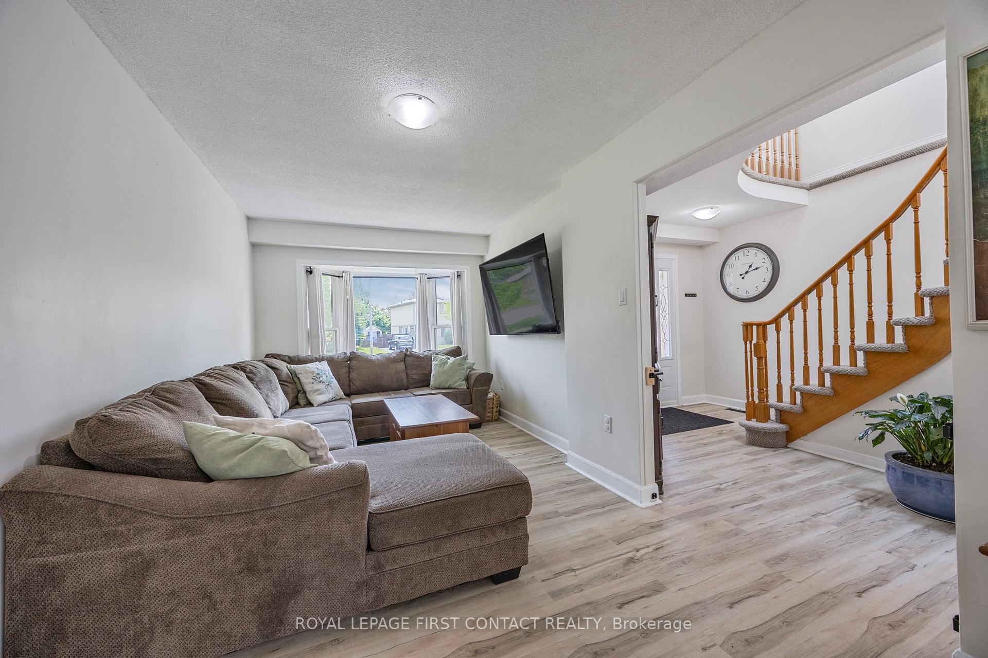 Photo 4 of 239 Browning Trail, Barrie, Letitia Heights — HOMEH