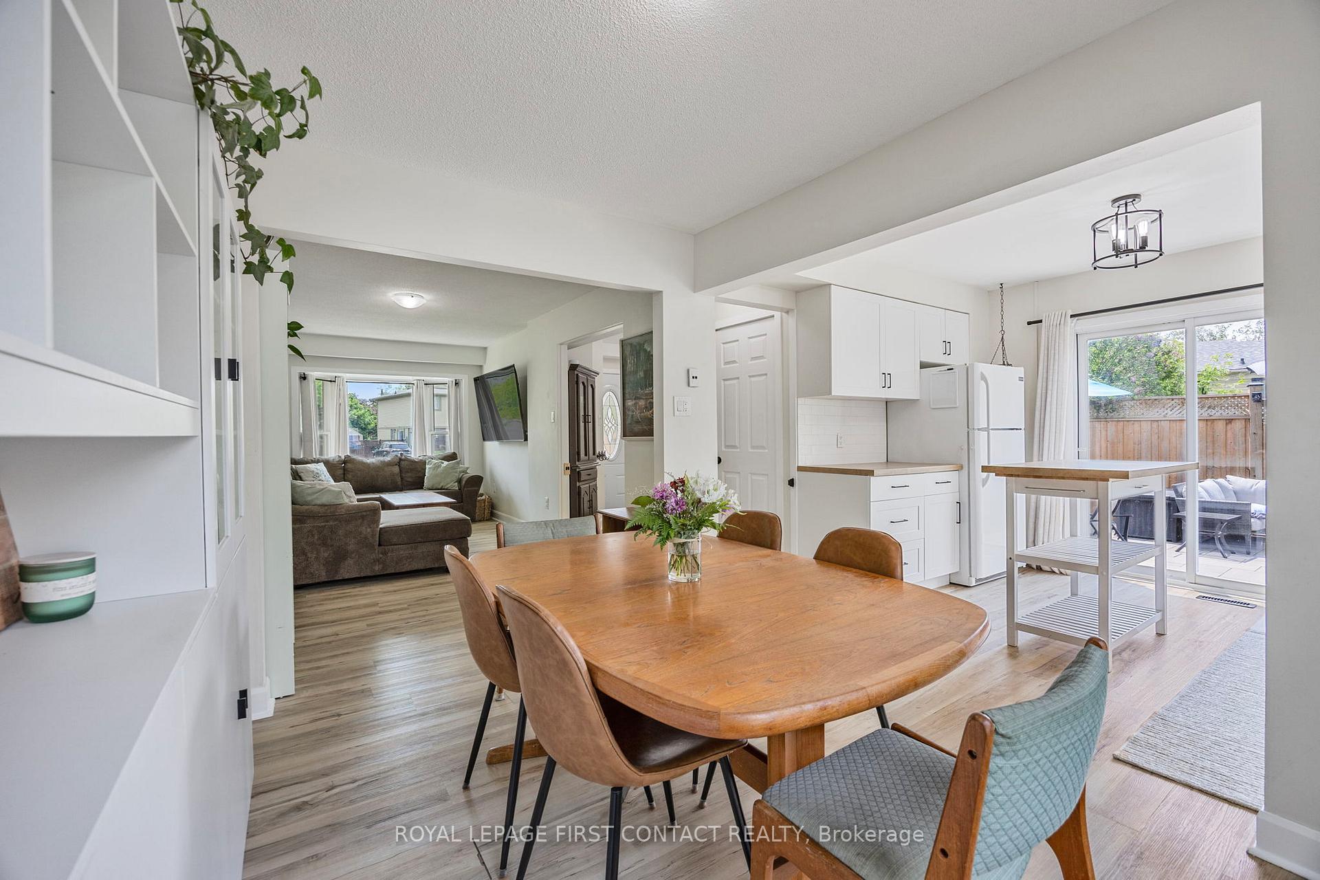 Photo 5 of 239 Browning Trail, Barrie, Letitia Heights — HOMEH