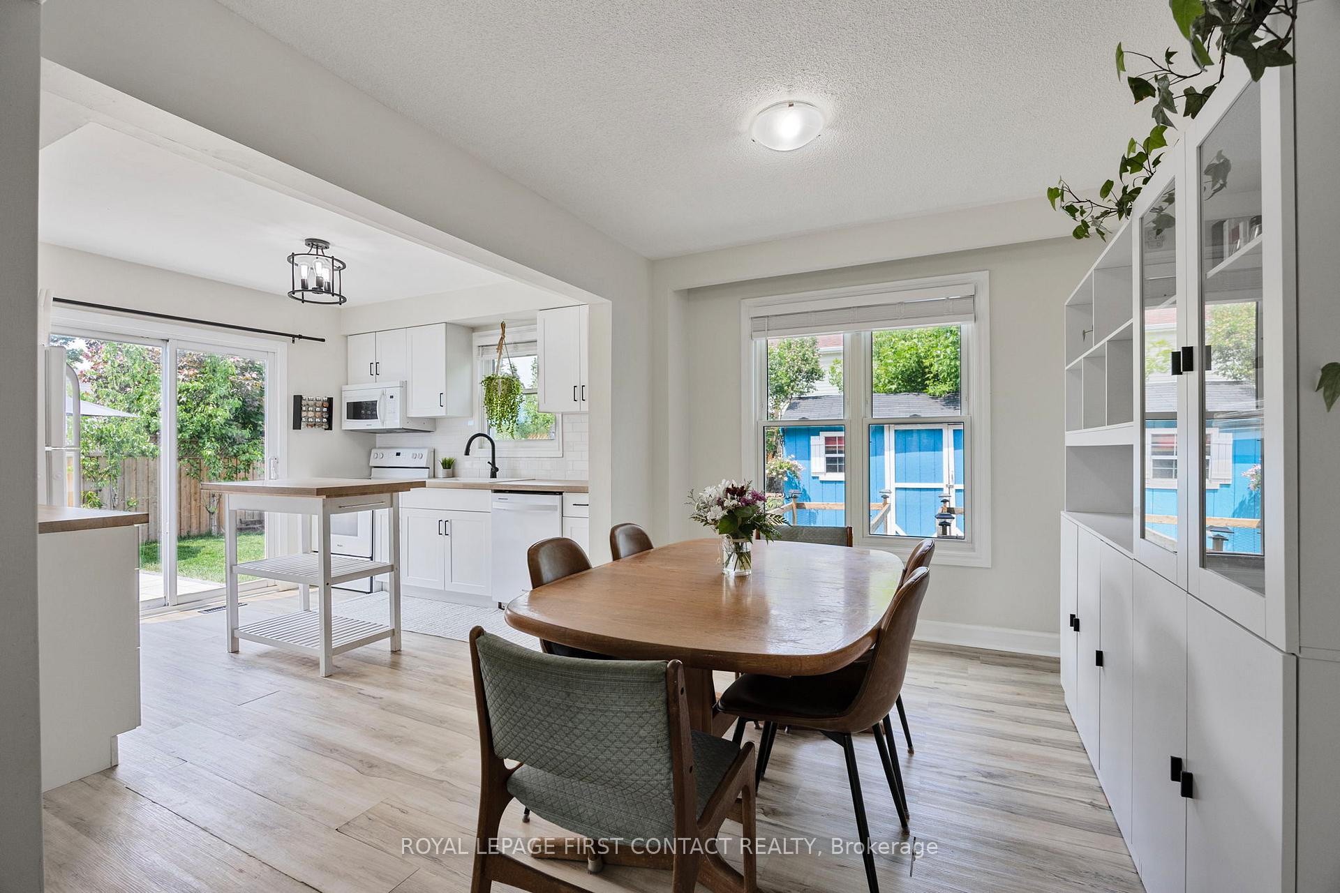Photo 6 of 239 Browning Trail, Barrie, Letitia Heights — HOMEH