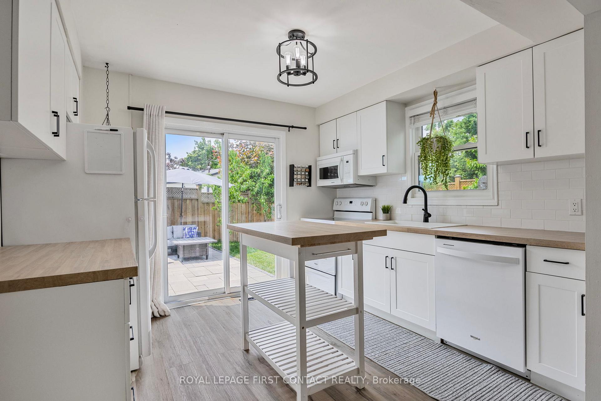 Photo 7 of 239 Browning Trail, Barrie, Letitia Heights — HOMEH