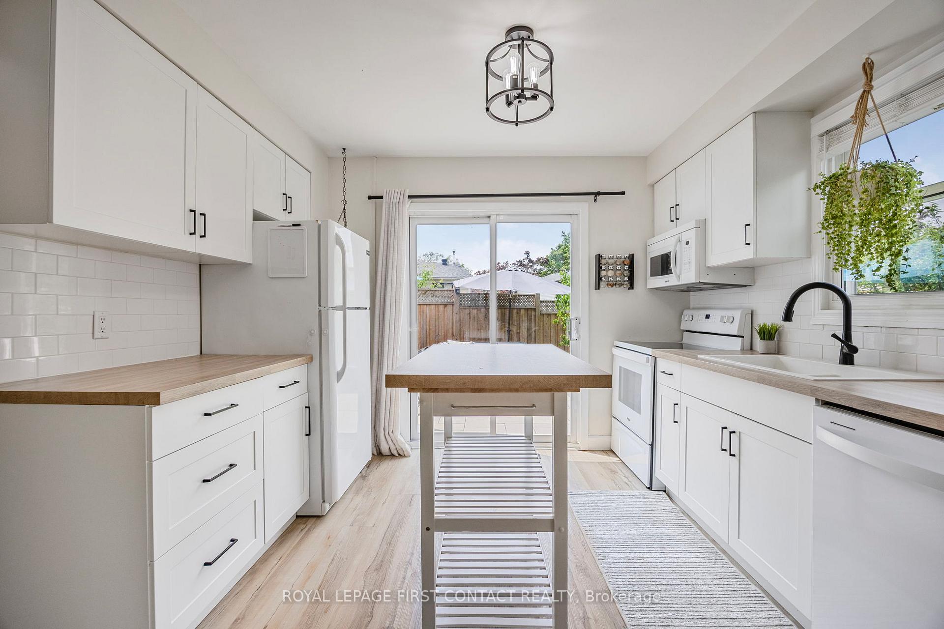 Photo 8 of 239 Browning Trail, Barrie, Letitia Heights — HOMEH