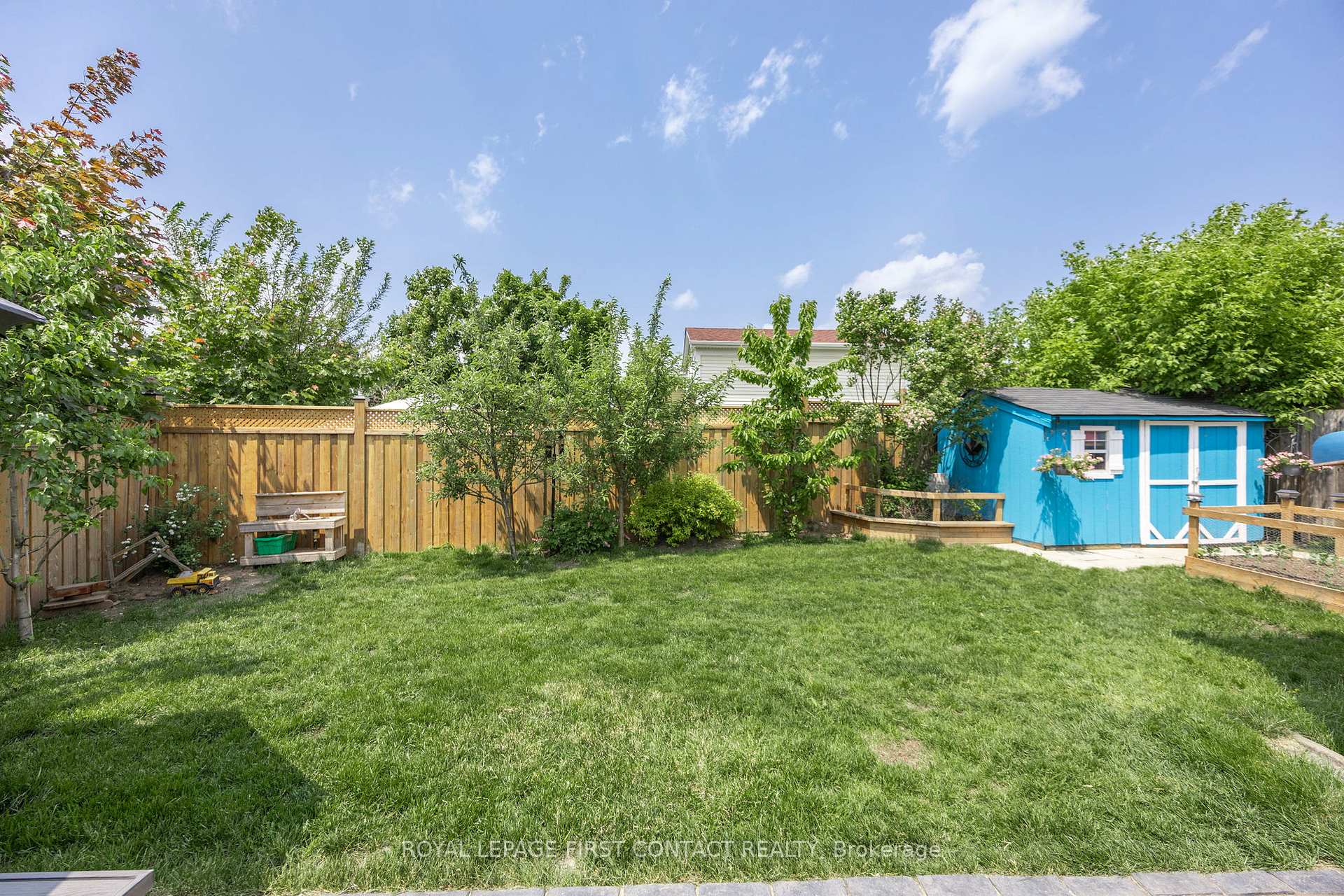 Photo 19 of 239 Browning Trail, Barrie, Letitia Heights — HOMEH