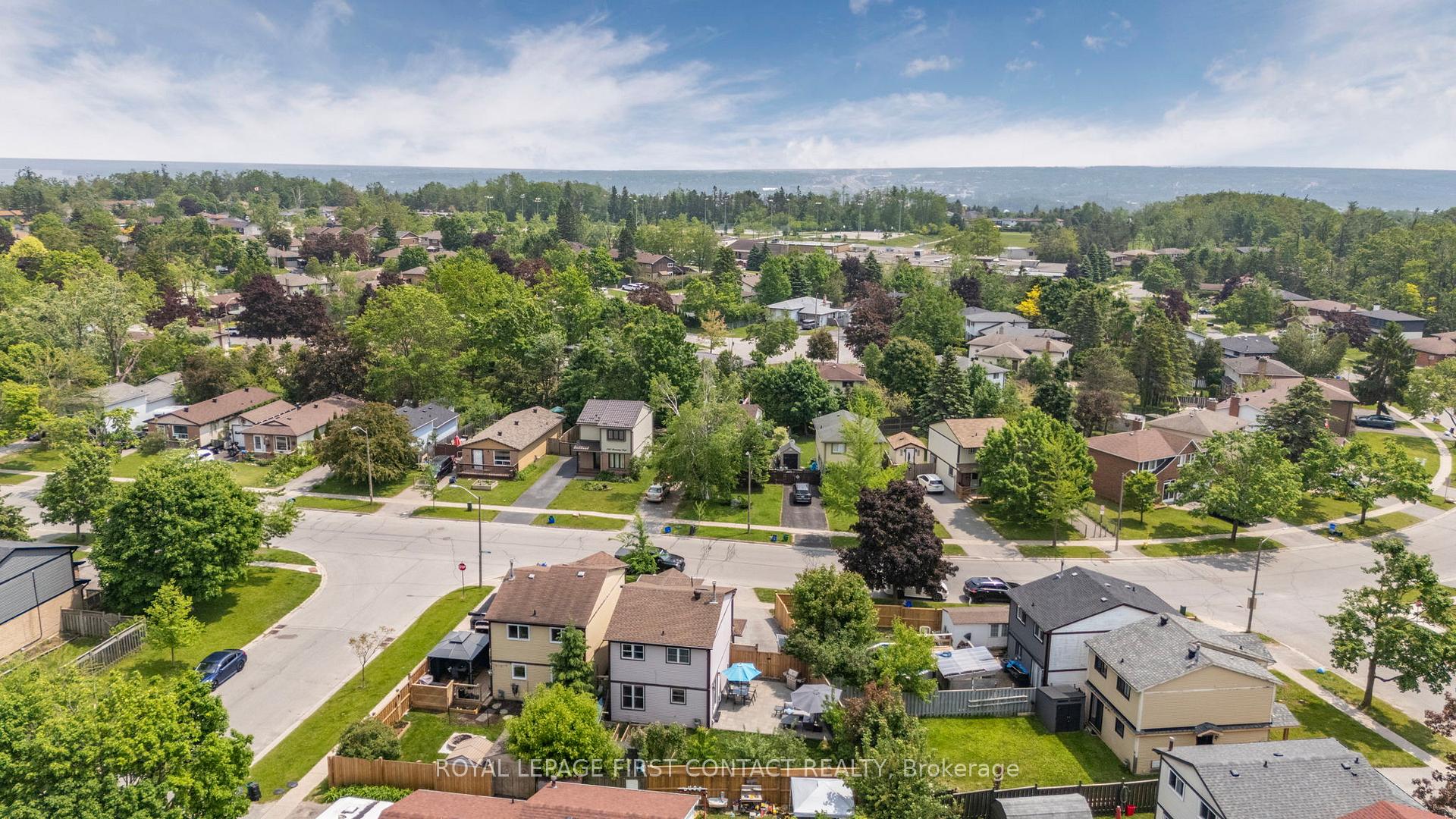Photo 23 of 239 Browning Trail, Barrie, Letitia Heights — HOMEH