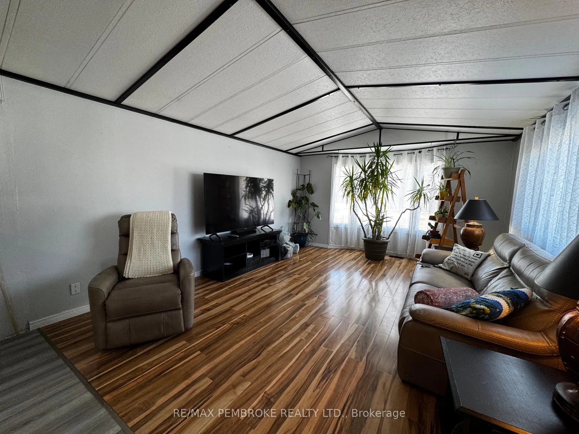 Photo 9 of 105 Pinehurst Estates, Petawawa — HOMEH