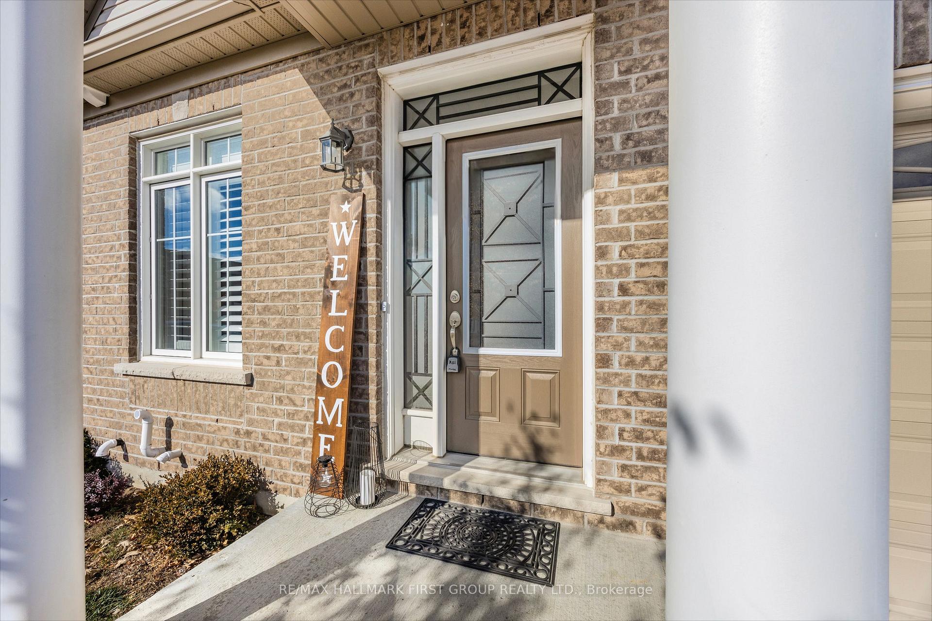 Photo 4 of 43 Washburn Path, Clarington, Courtice — HOMEH