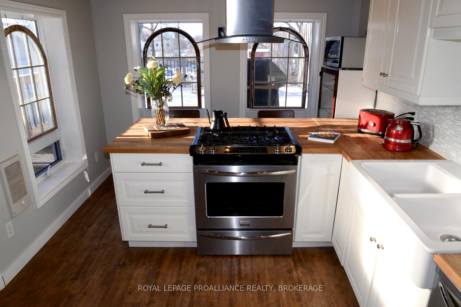 Photo 18 of 290 Stone Street S, Gananoque — HOMEH