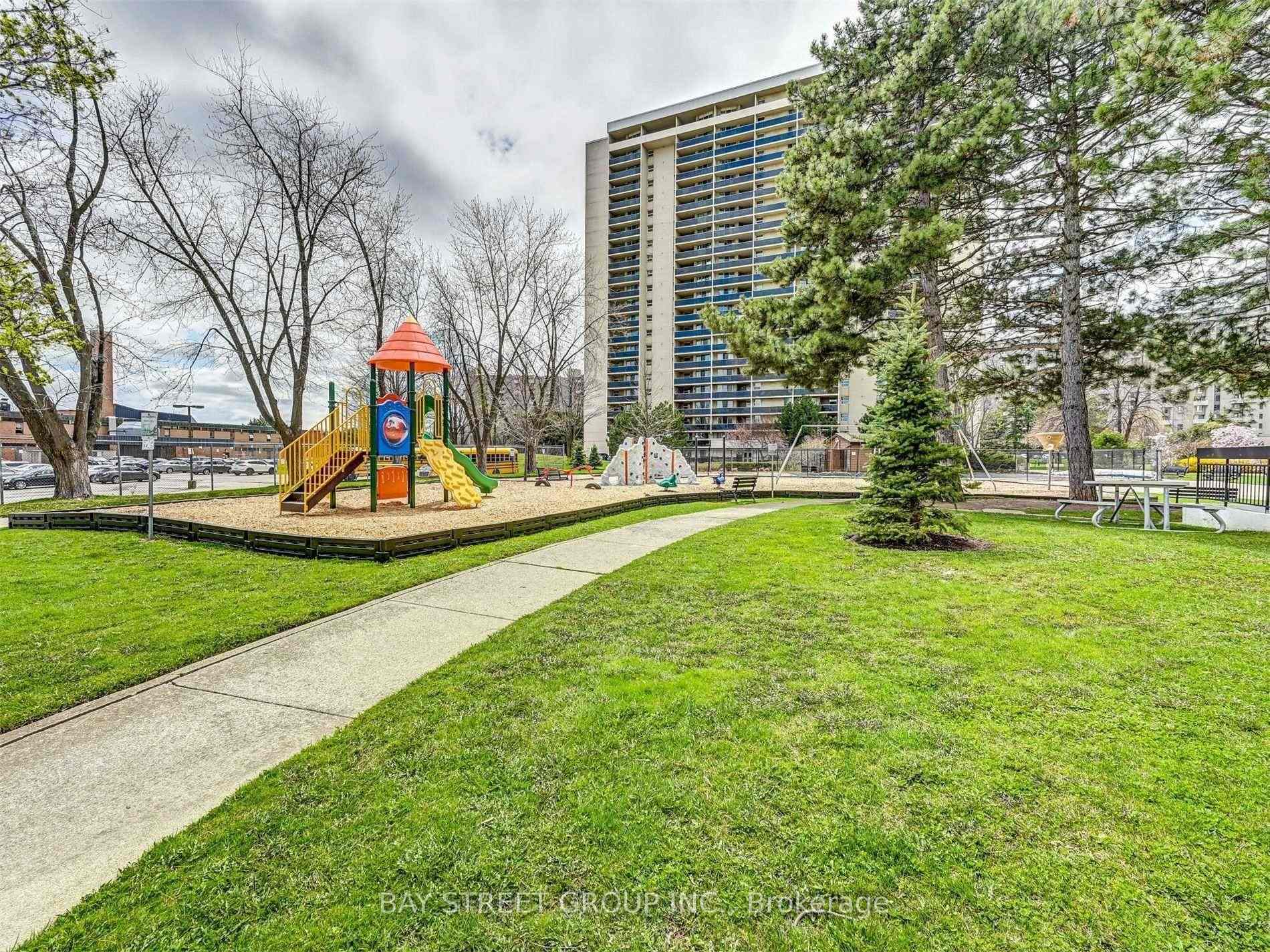 Photo 1 of Unit 2009, 812 Burnhamthorpe Road, Etobicoke, Markland Wood — HOMEH