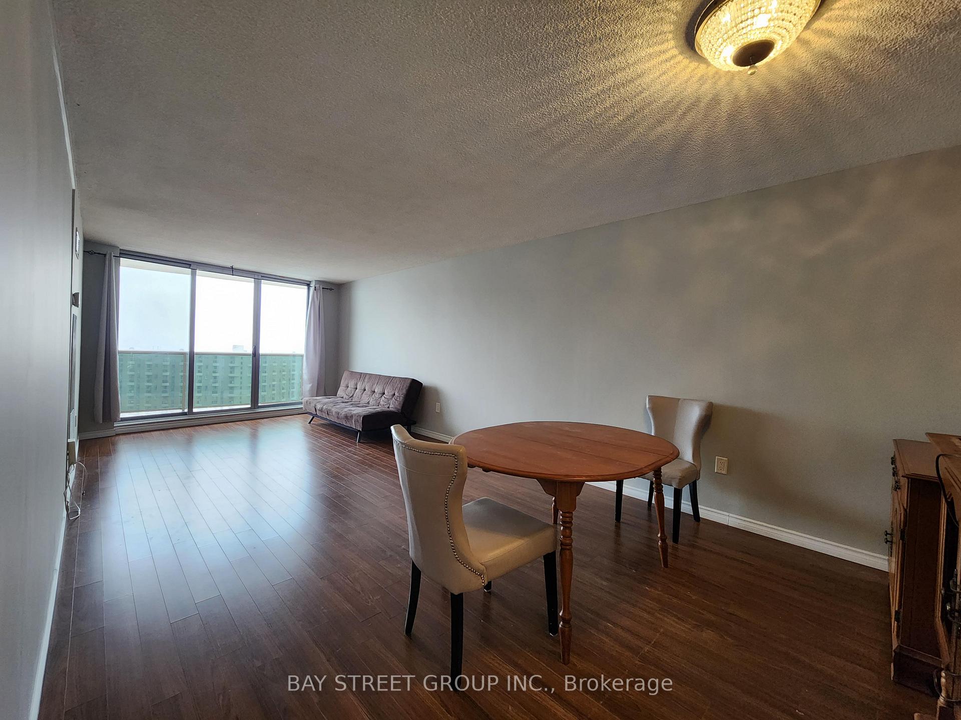 Photo 3 of Unit 2009, 812 Burnhamthorpe Road, Etobicoke, Markland Wood — HOMEH
