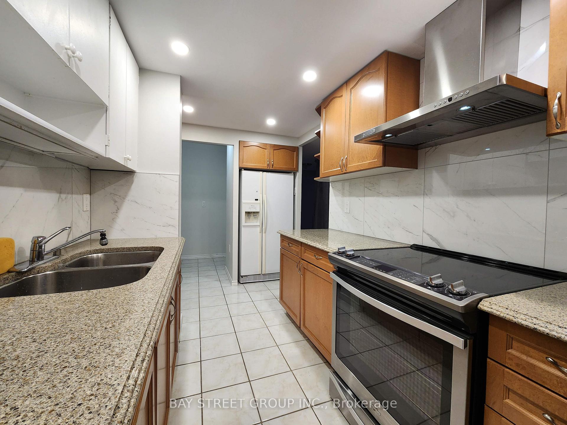 Photo 5 of Unit 2009, 812 Burnhamthorpe Road, Etobicoke, Markland Wood — HOMEH