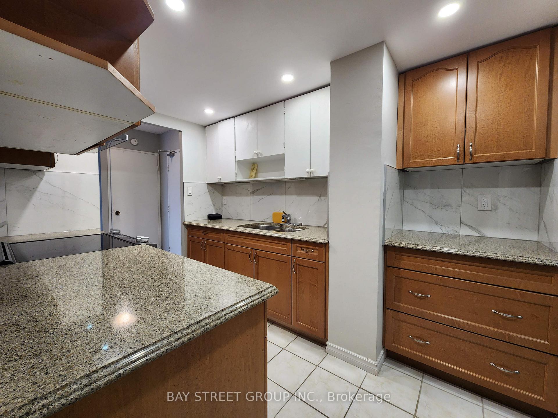 Photo 6 of Unit 2009, 812 Burnhamthorpe Road, Etobicoke, Markland Wood — HOMEH