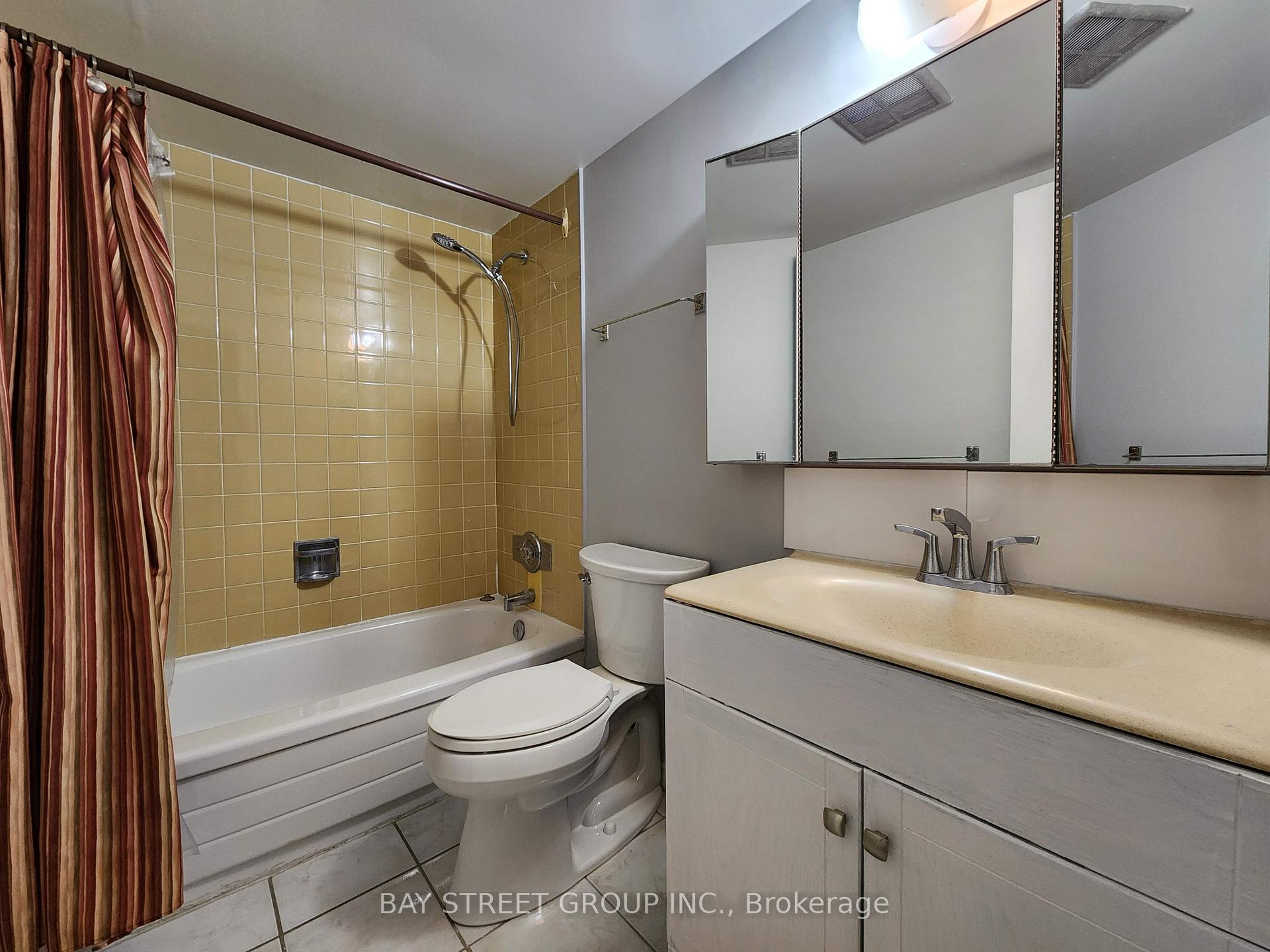 Photo 10 of Unit 2009, 812 Burnhamthorpe Road, Etobicoke, Markland Wood — HOMEH