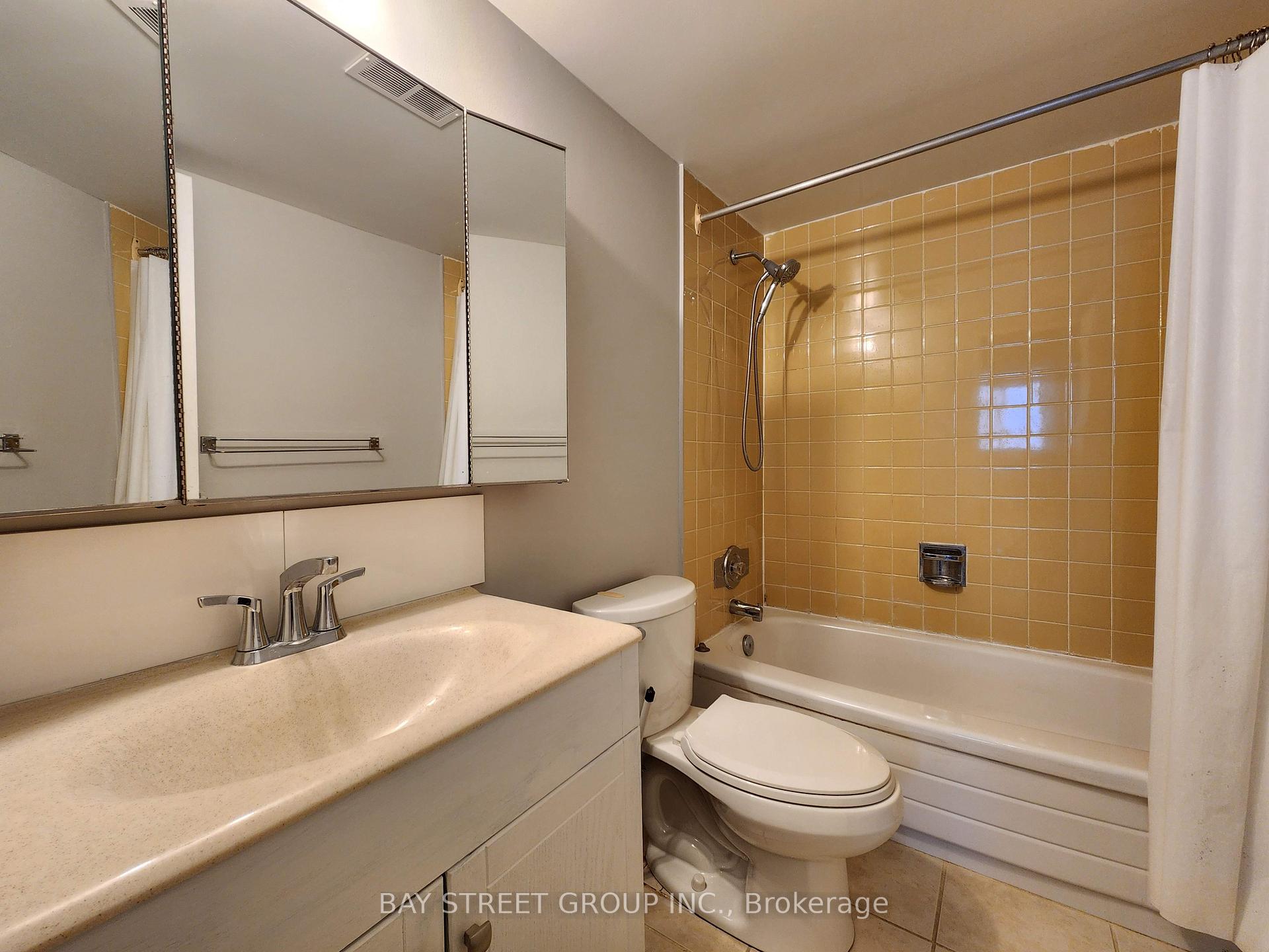 Photo 11 of Unit 2009, 812 Burnhamthorpe Road, Etobicoke, Markland Wood — HOMEH
