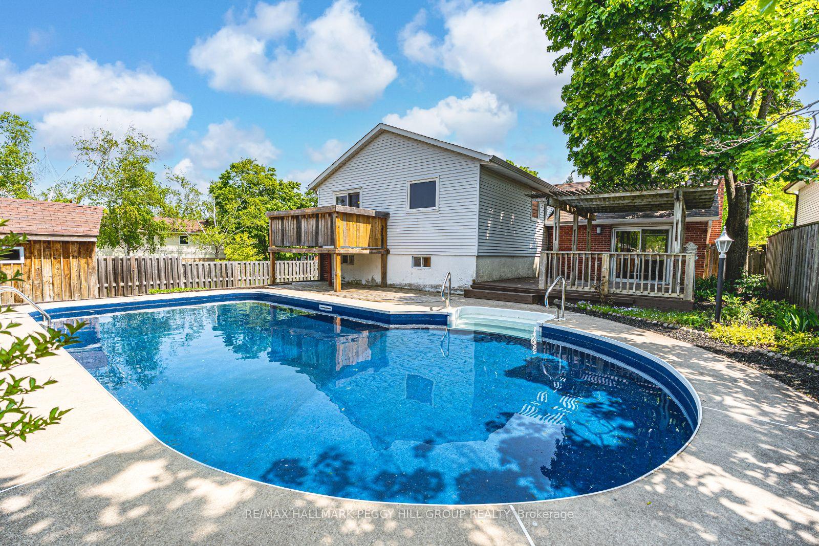 Photo 2 of 20 Shelley Lane, Barrie, Letitia Heights — HOMEH