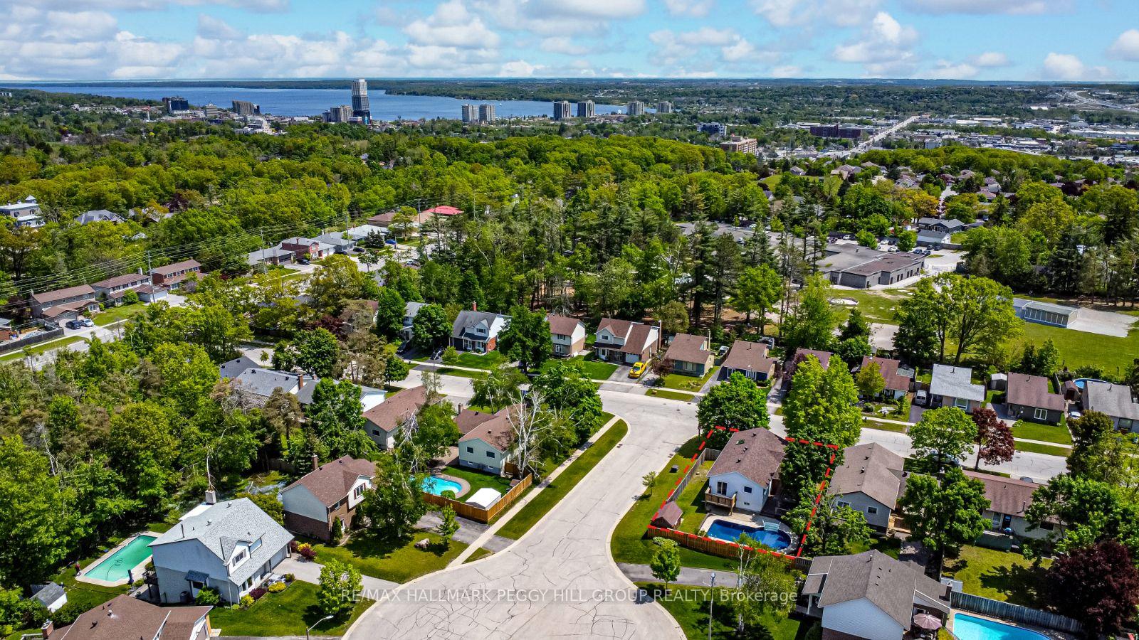 Photo 3 of 20 Shelley Lane, Barrie, Letitia Heights — HOMEH