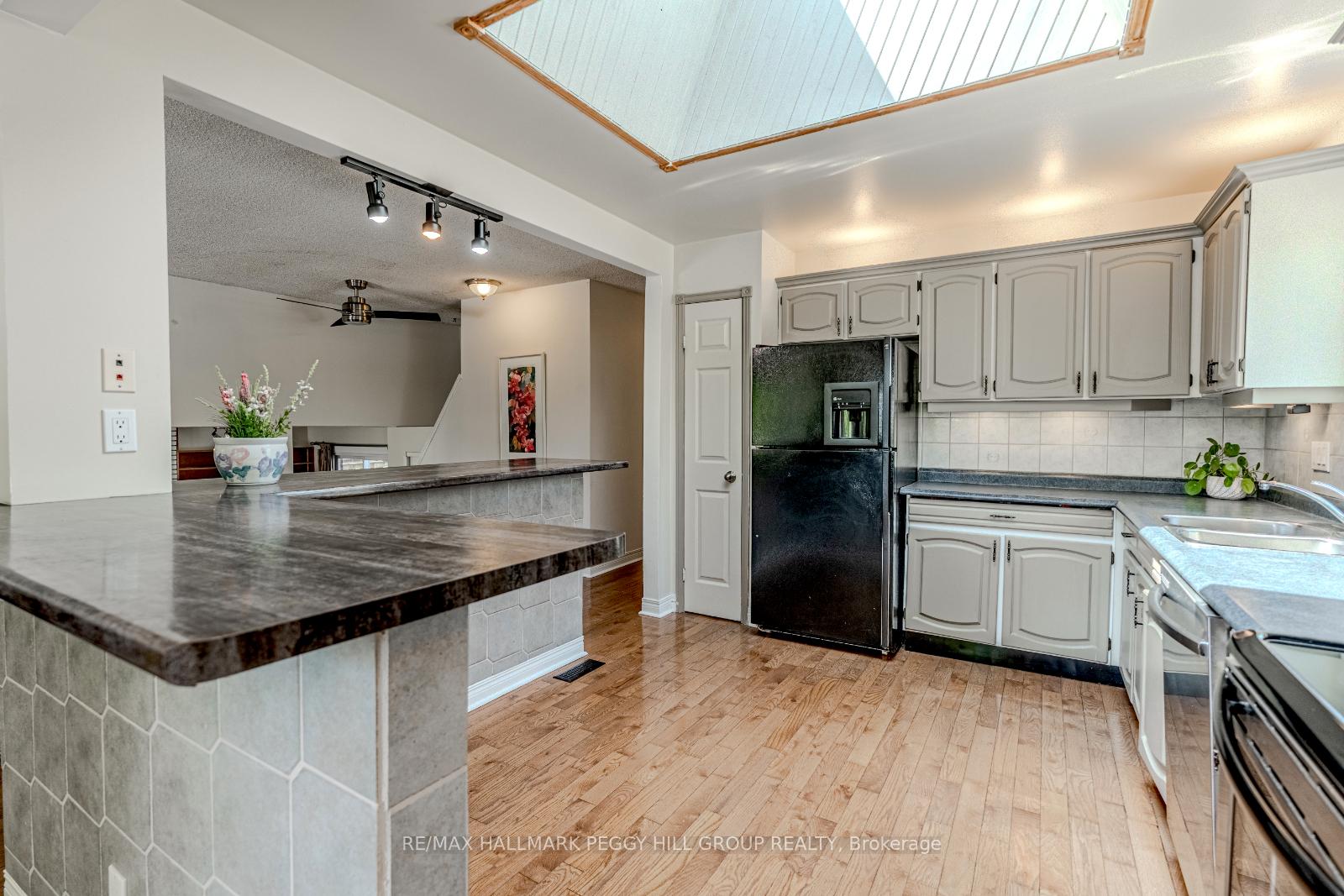 Photo 4 of 20 Shelley Lane, Barrie, Letitia Heights — HOMEH
