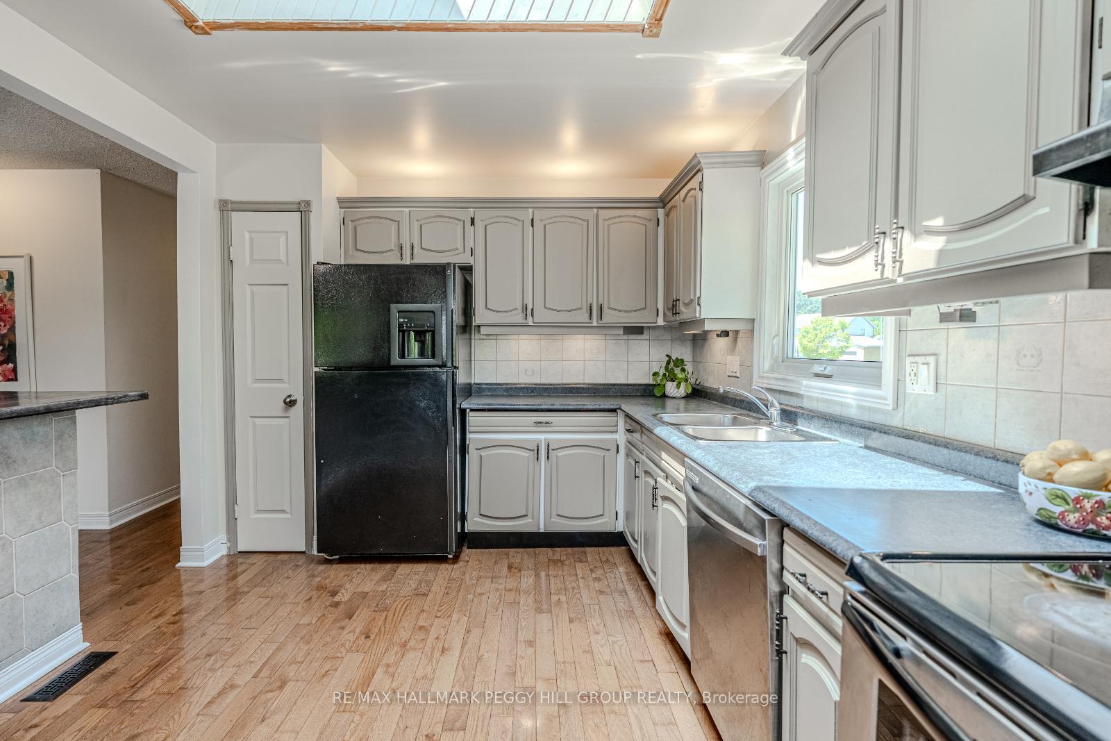 Photo 5 of 20 Shelley Lane, Barrie, Letitia Heights — HOMEH