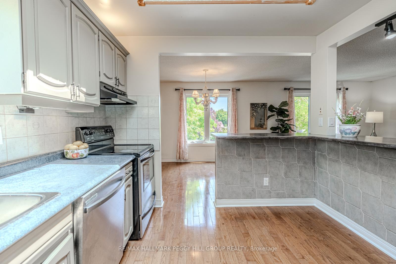 Photo 6 of 20 Shelley Lane, Barrie, Letitia Heights — HOMEH
