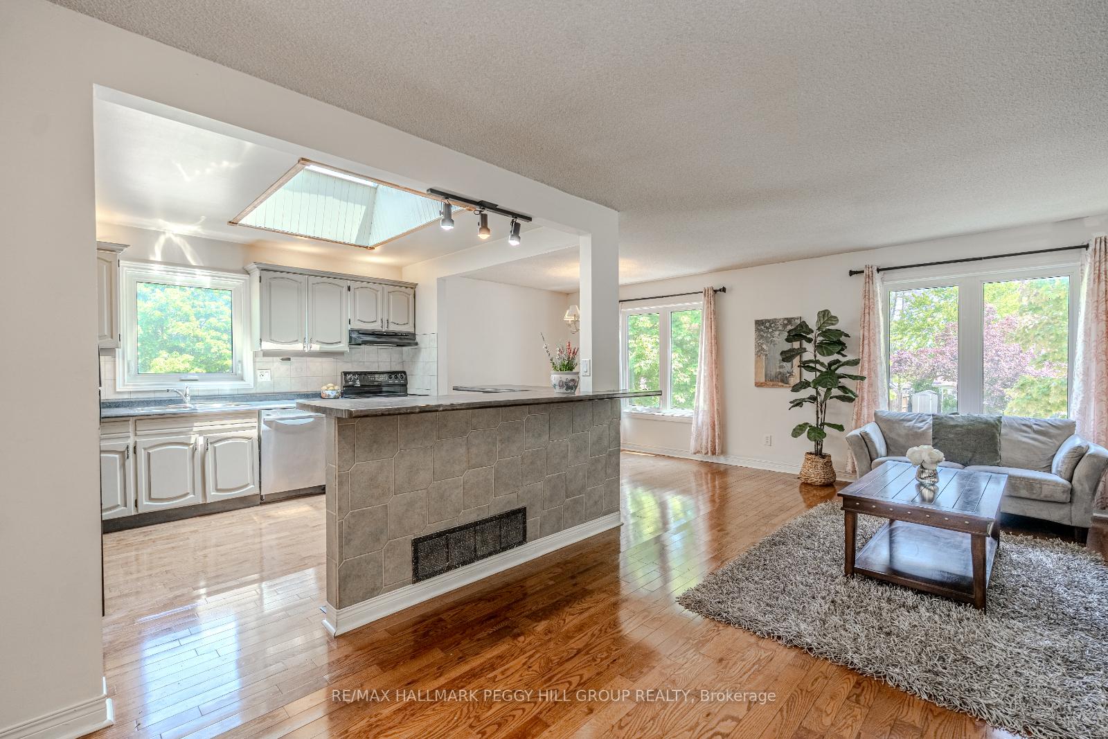 Photo 8 of 20 Shelley Lane, Barrie, Letitia Heights — HOMEH
