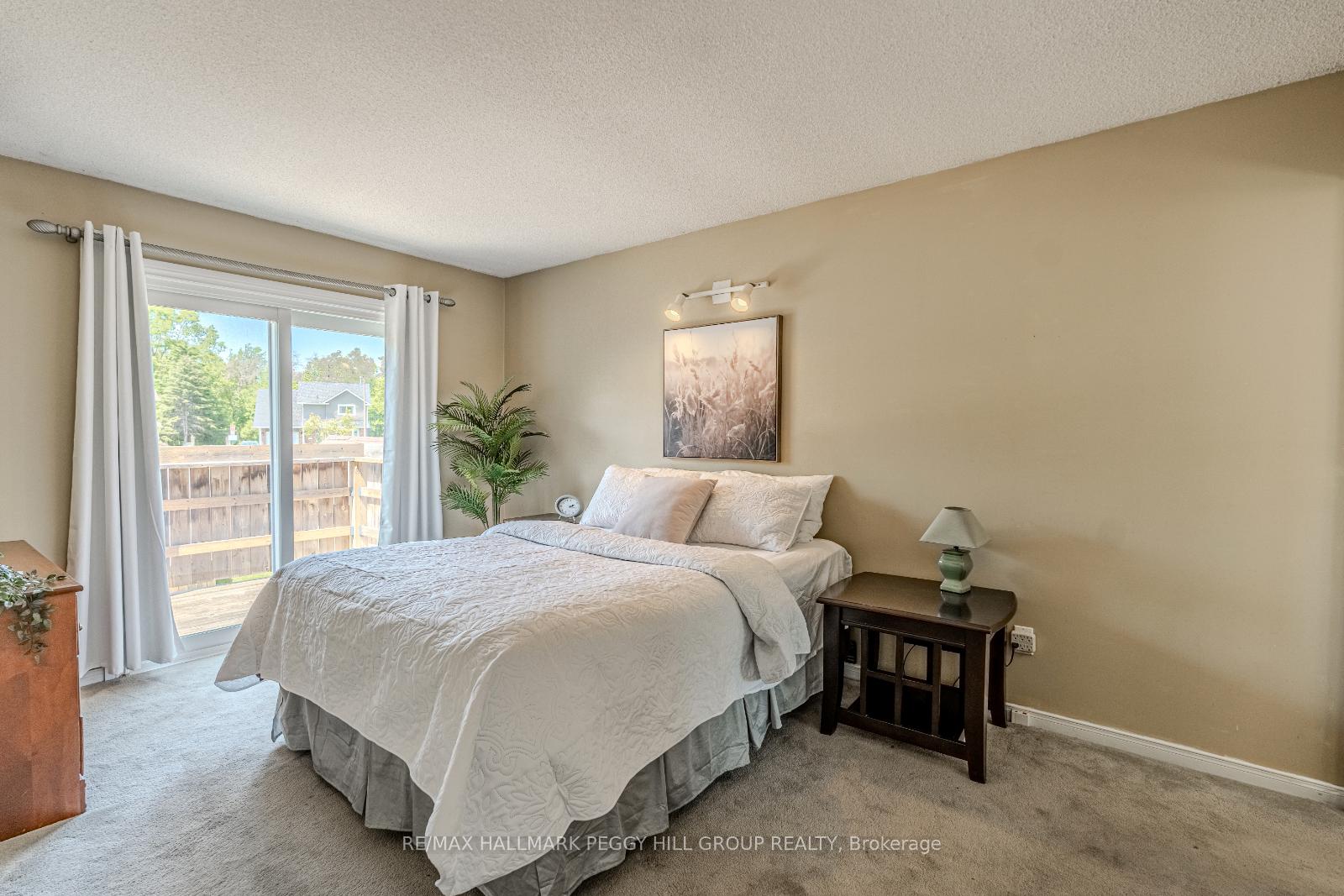 Photo 10 of 20 Shelley Lane, Barrie, Letitia Heights — HOMEH