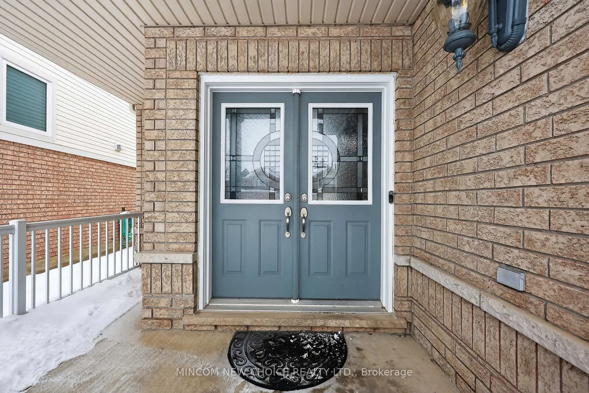 Photo 2 of 37 Westminster Circle, Barrie, Innis-Shore — HOMEH