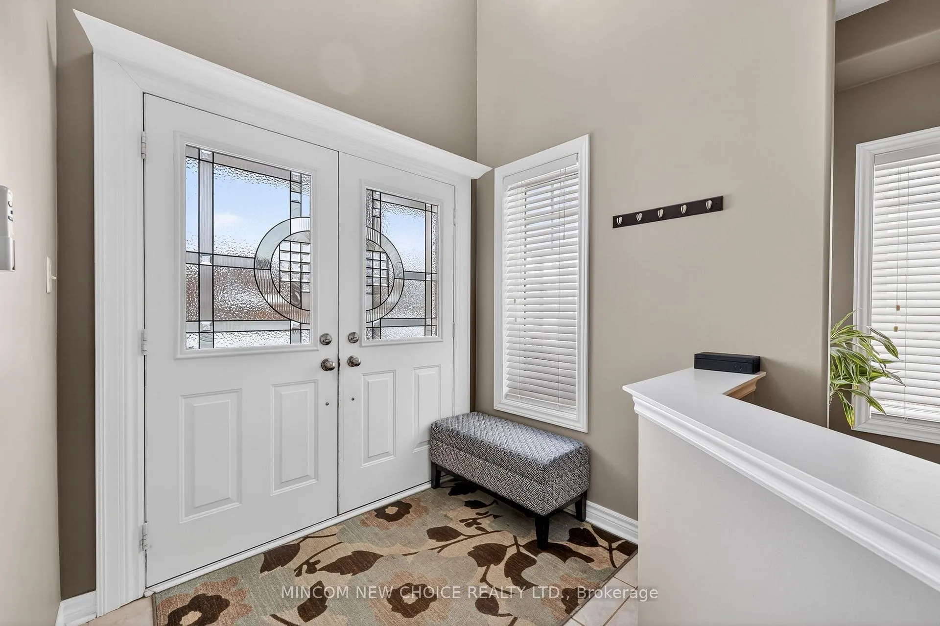Photo 3 of 37 Westminster Circle, Barrie, Innis-Shore — HOMEH