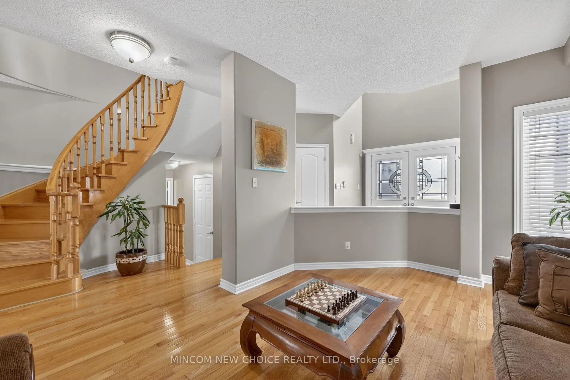 Photo 4 of 37 Westminster Circle, Barrie, Innis-Shore — HOMEH