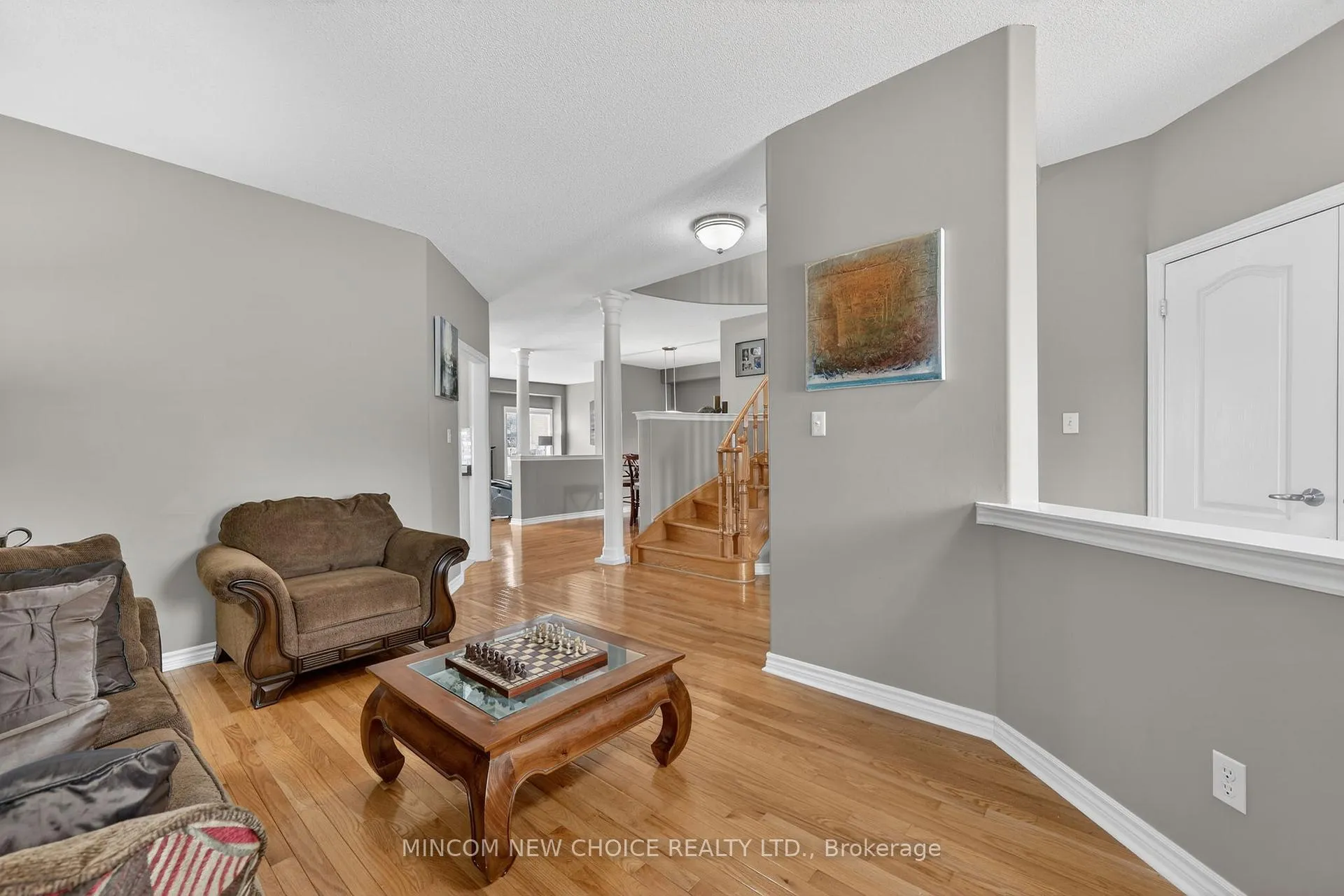 Photo 5 of 37 Westminster Circle, Barrie, Innis-Shore — HOMEH