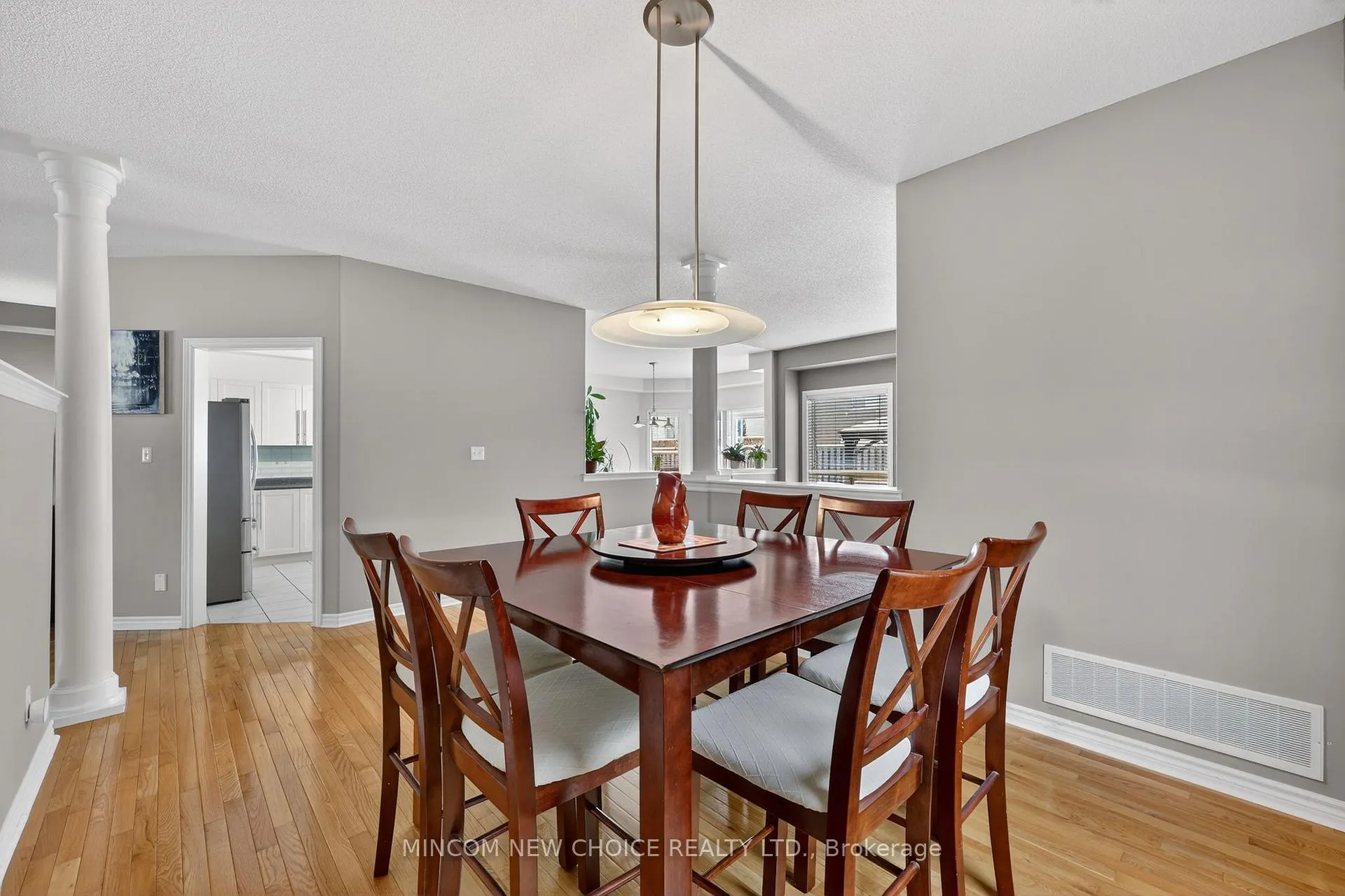 Photo 7 of 37 Westminster Circle, Barrie, Innis-Shore — HOMEH