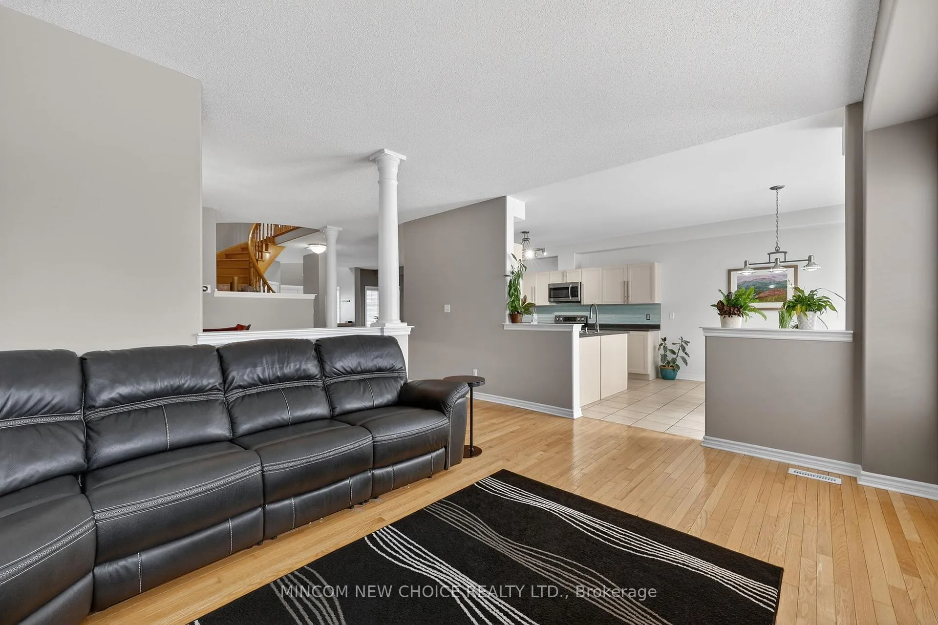Photo 9 of 37 Westminster Circle, Barrie, Innis-Shore — HOMEH