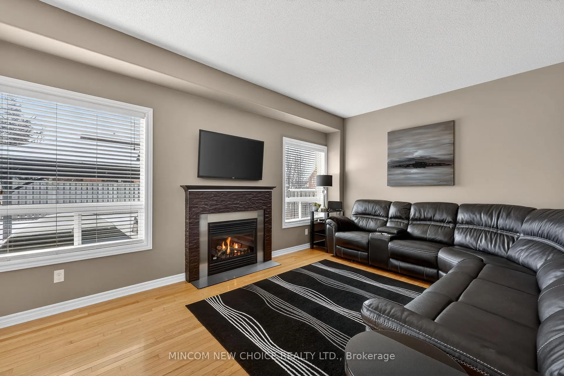 Photo 10 of 37 Westminster Circle, Barrie, Innis-Shore — HOMEH