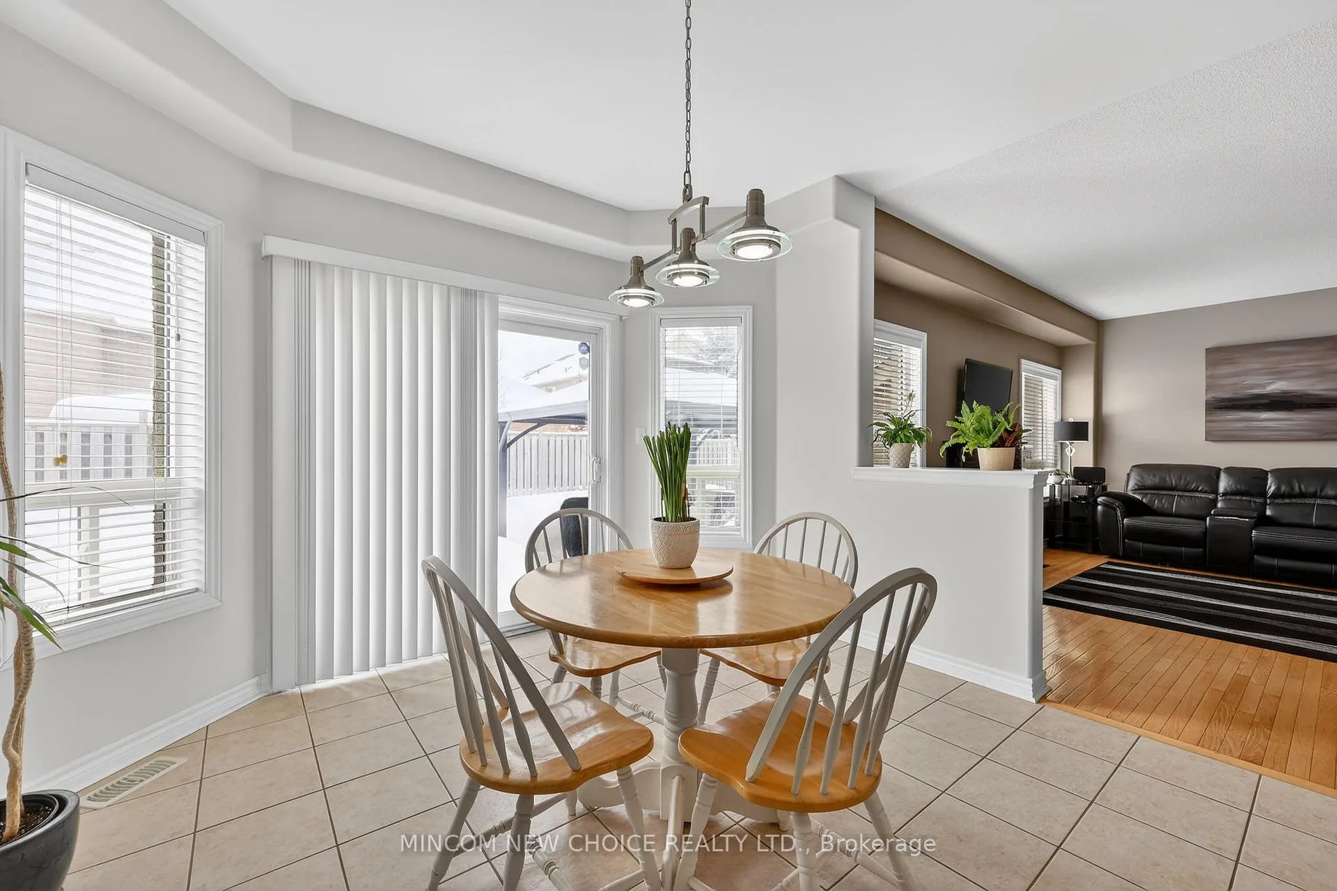 Photo 11 of 37 Westminster Circle, Barrie, Innis-Shore — HOMEH