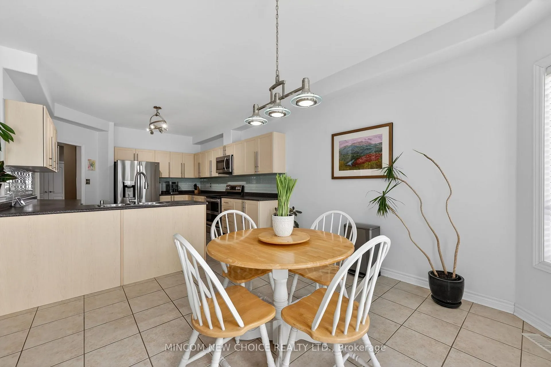 Photo 12 of 37 Westminster Circle, Barrie, Innis-Shore — HOMEH