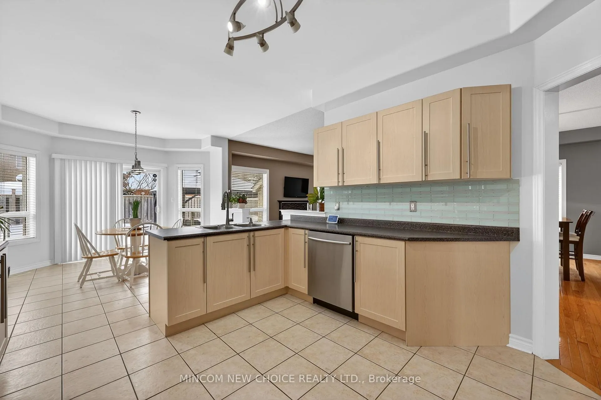 Photo 13 of 37 Westminster Circle, Barrie, Innis-Shore — HOMEH