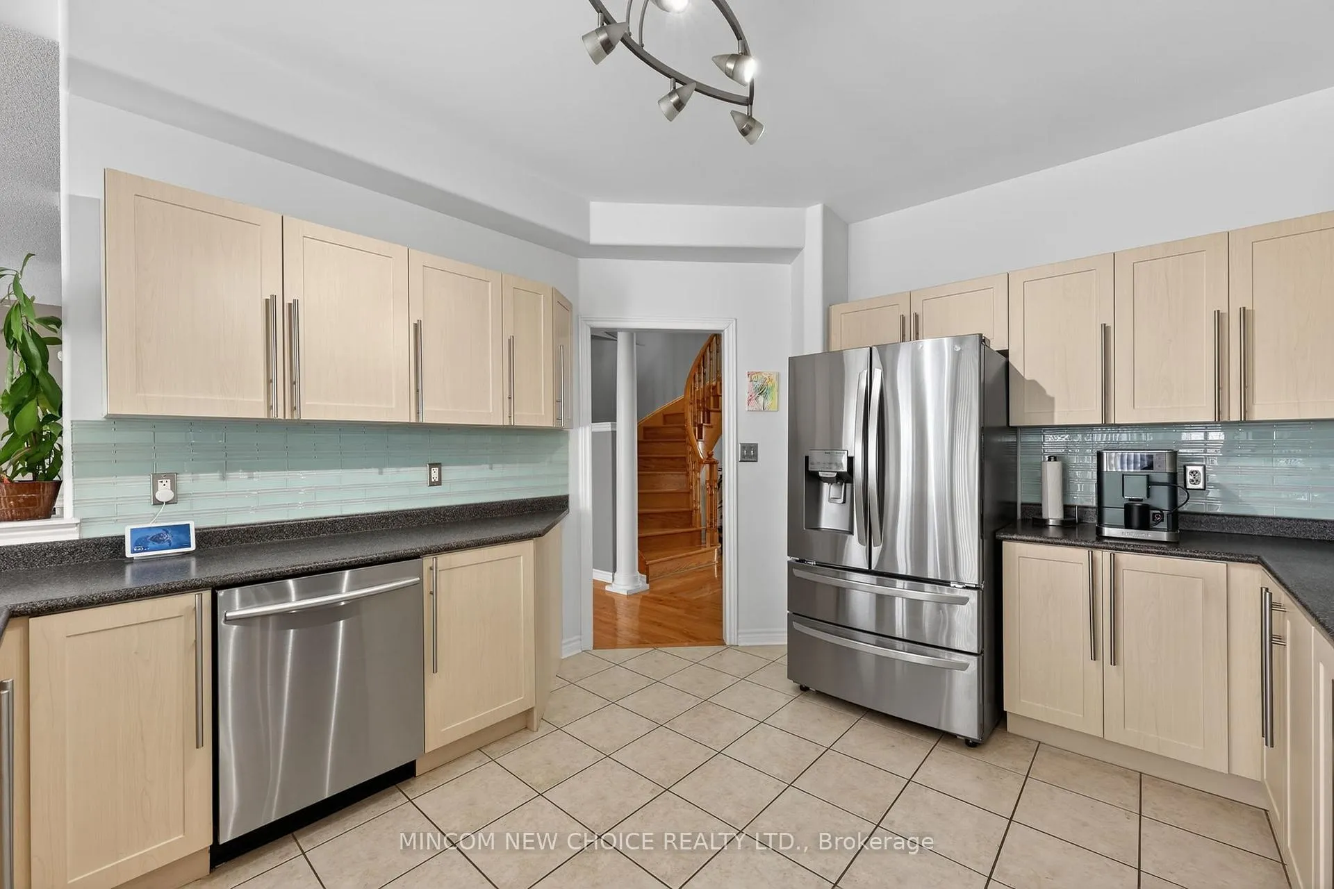 Photo 14 of 37 Westminster Circle, Barrie, Innis-Shore — HOMEH