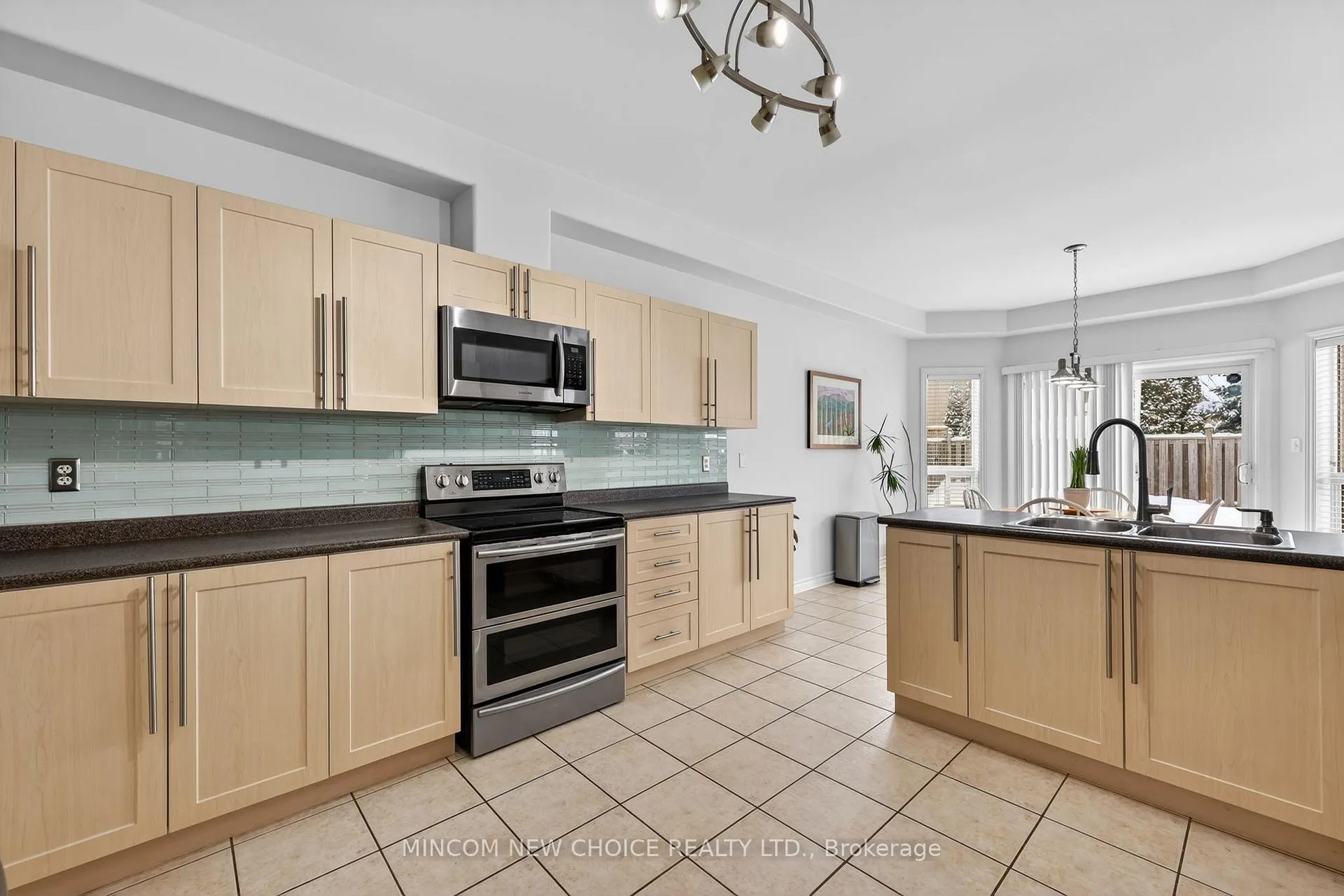 Photo 15 of 37 Westminster Circle, Barrie, Innis-Shore — HOMEH