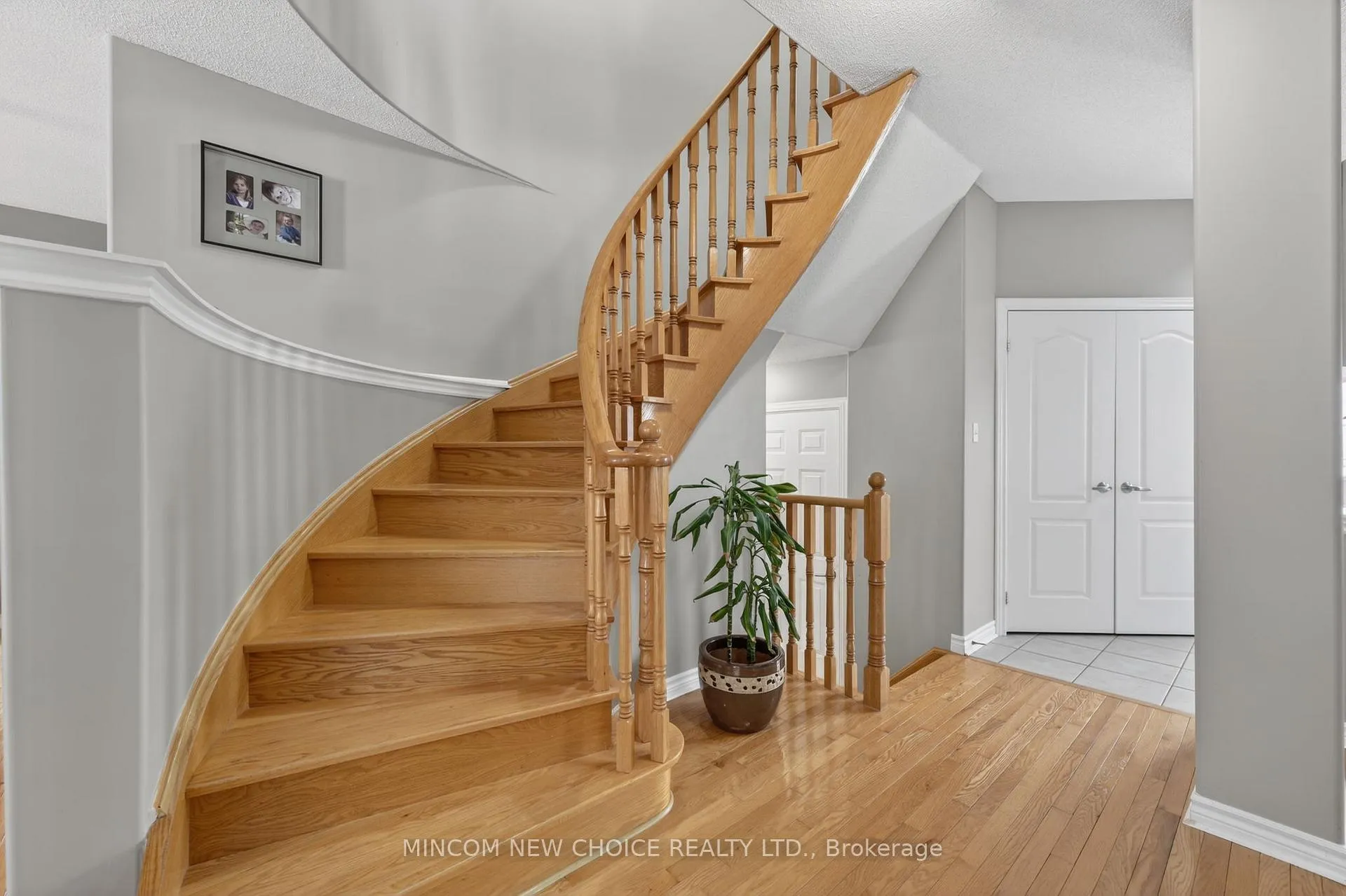 Photo 16 of 37 Westminster Circle, Barrie, Innis-Shore — HOMEH