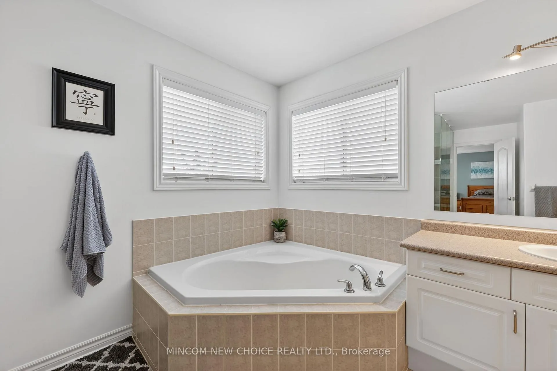 Photo 21 of 37 Westminster Circle, Barrie, Innis-Shore — HOMEH