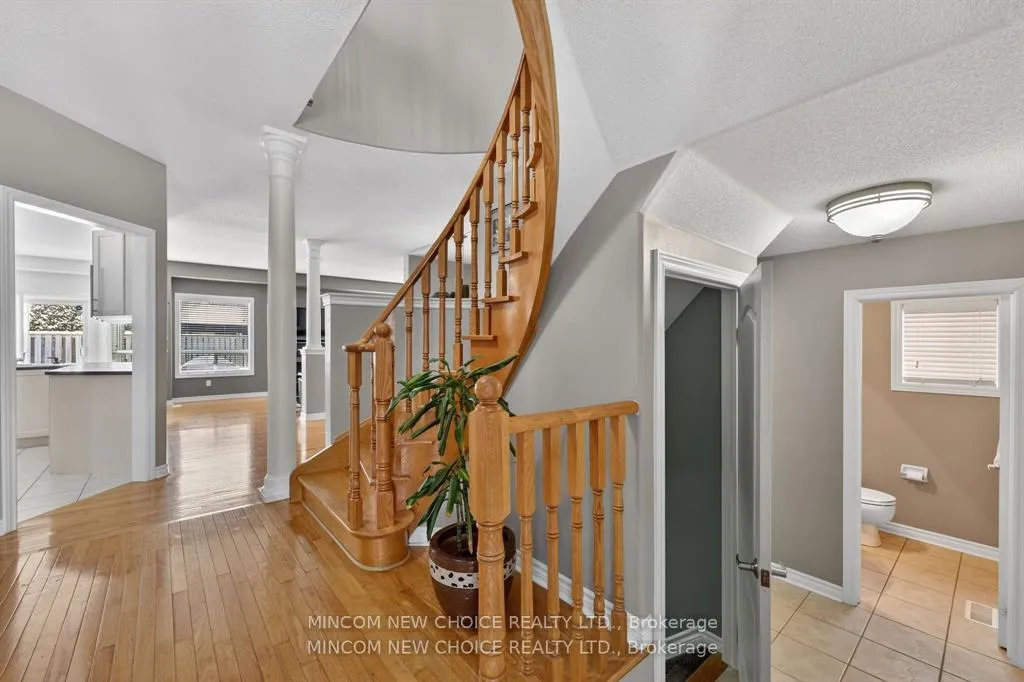 Photo 32 of 37 Westminster Circle, Barrie, Innis-Shore — HOMEH