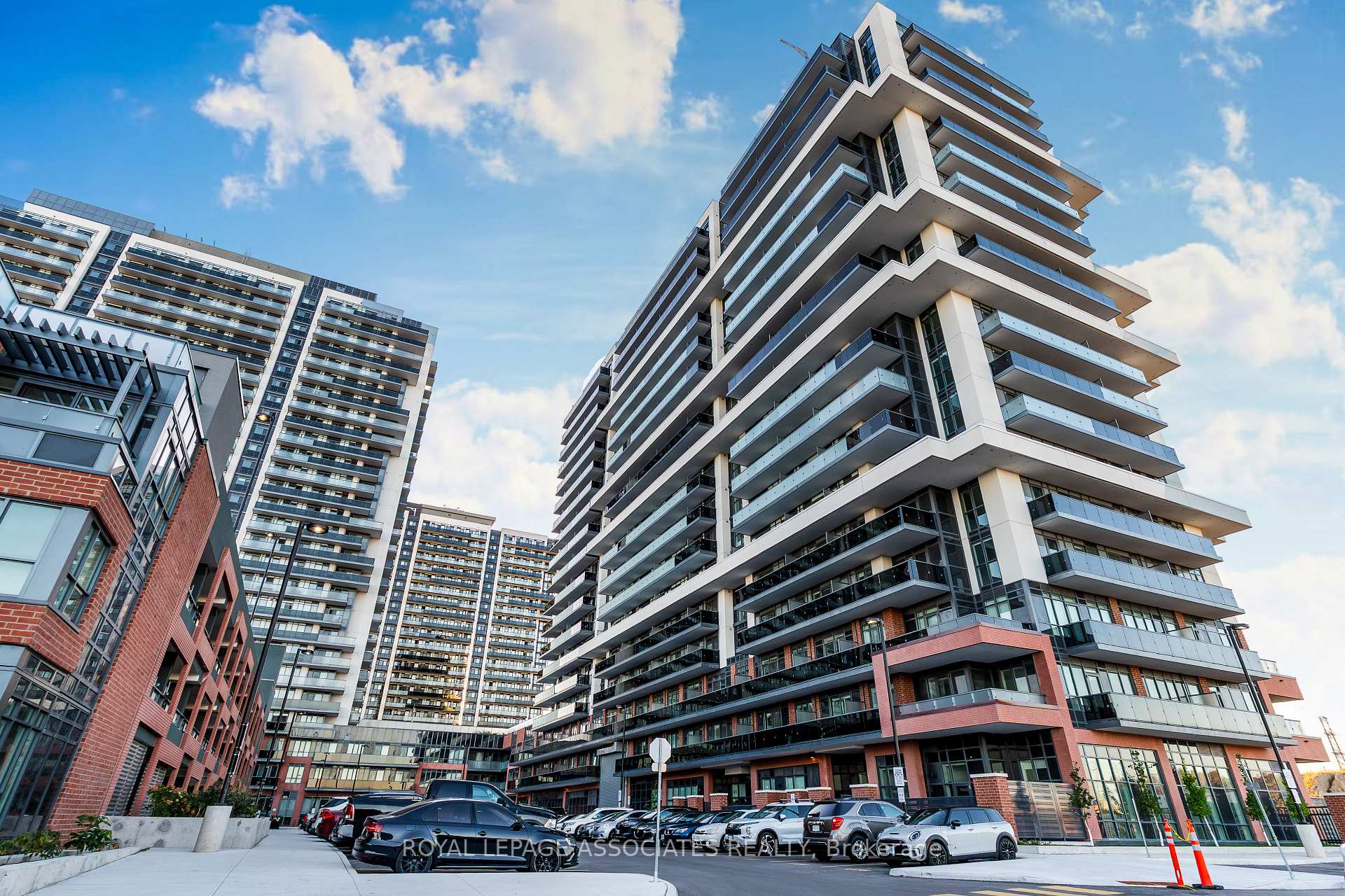 Front of Unit 1832, 2545 Simcoe Street N