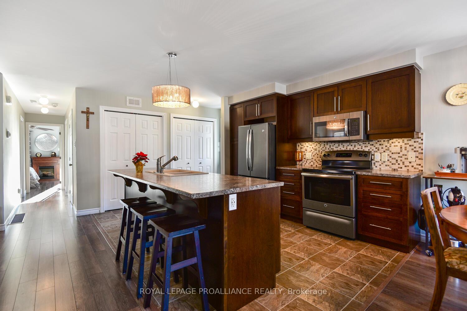 Photo 5 of 271 Sydenham Street, Gananoque — HOMEH