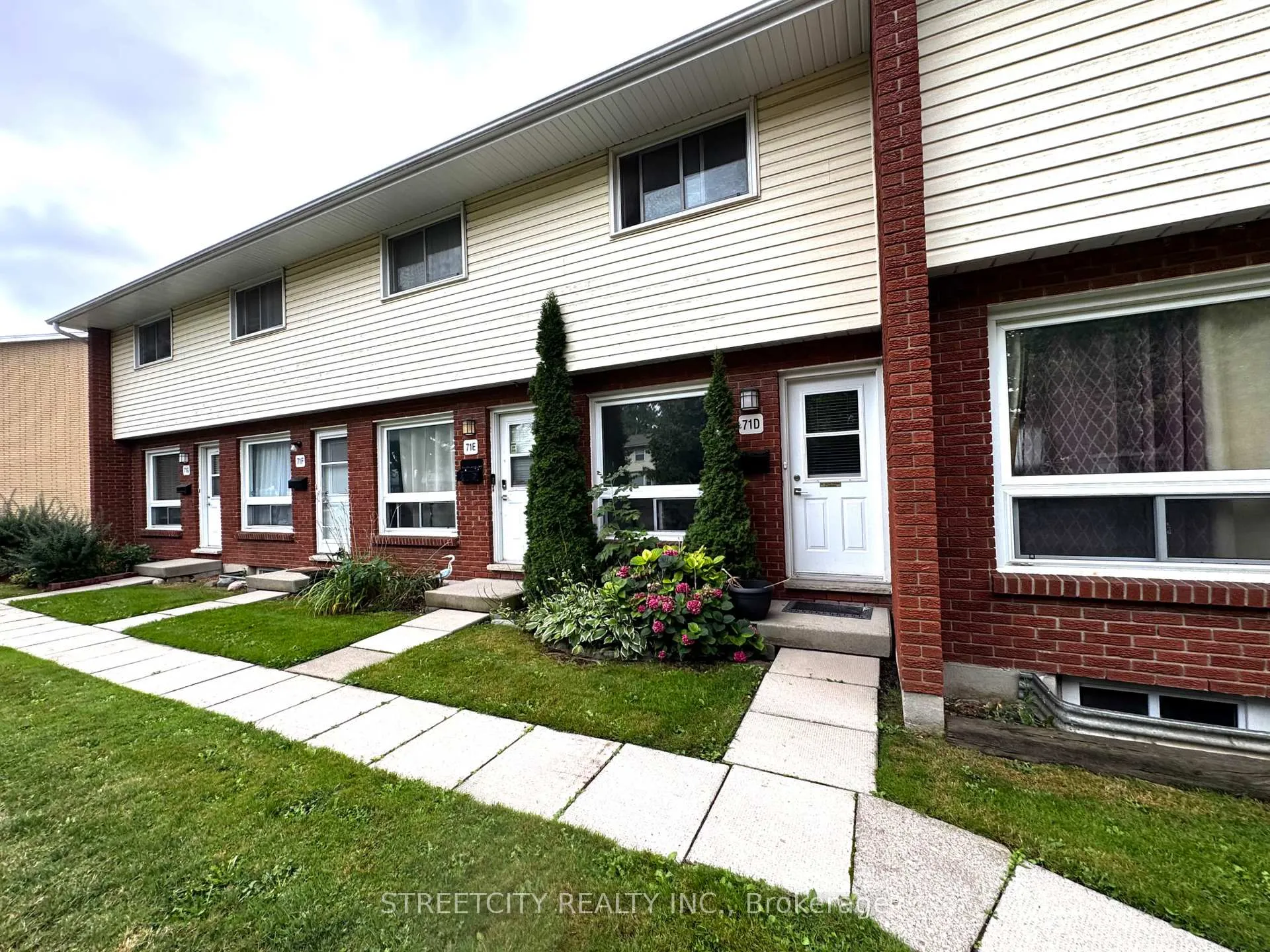 Front of Unit D, 71 Wellesley Crescent