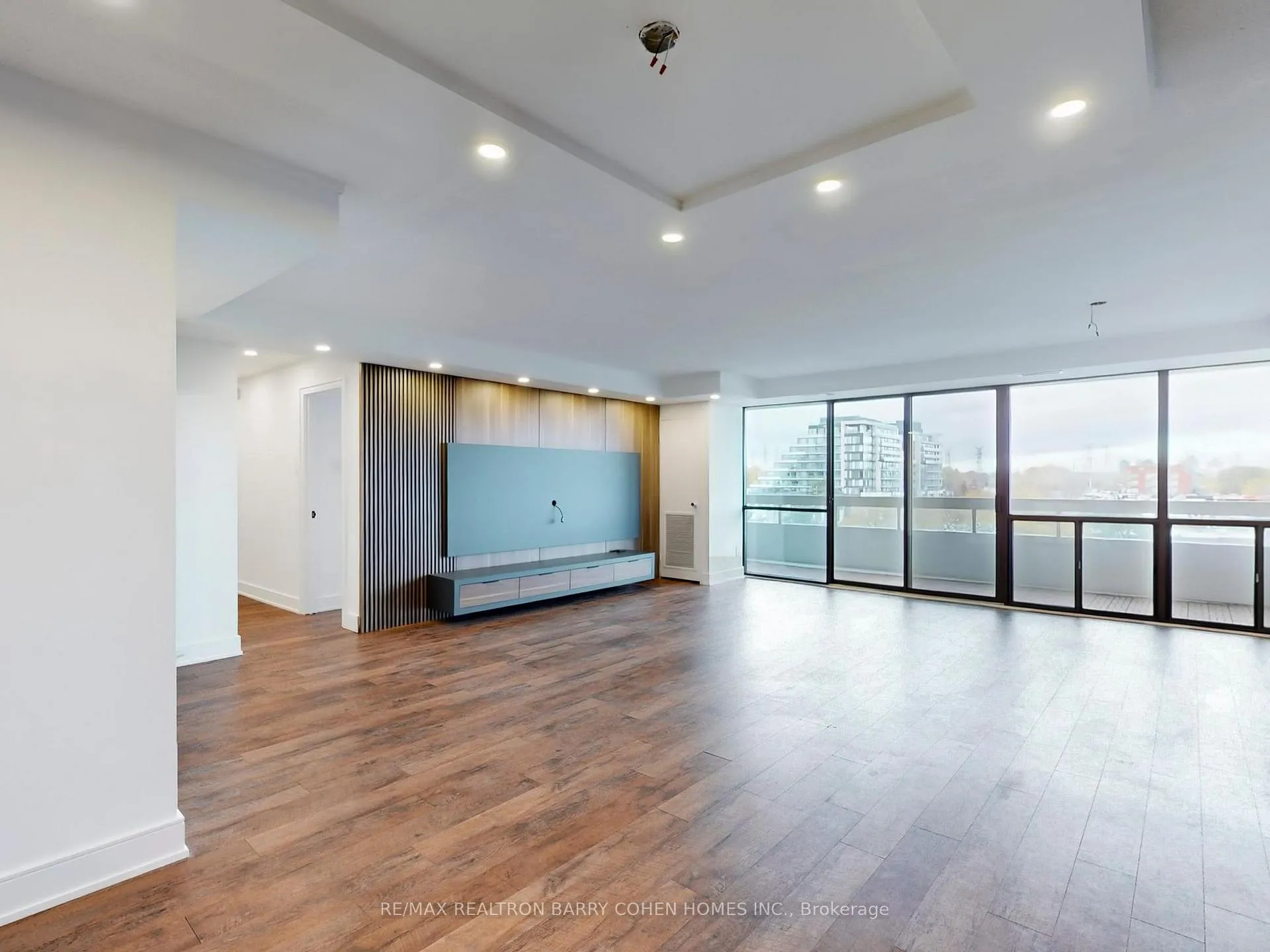 Photo 5 of Unit 705, 8111 Yonge Street, Markham, Royal Orchard — HOMEH