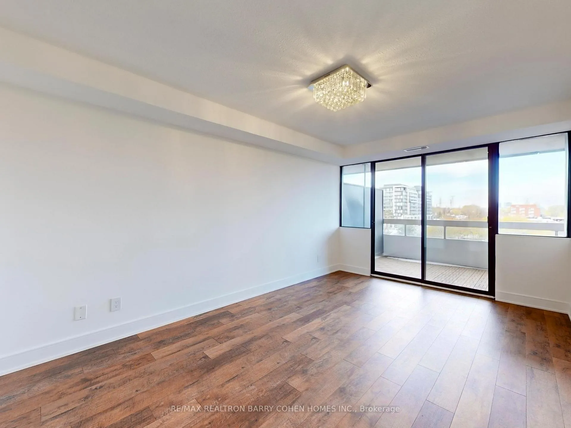 Photo 9 of Unit 705, 8111 Yonge Street, Markham, Royal Orchard — HOMEH