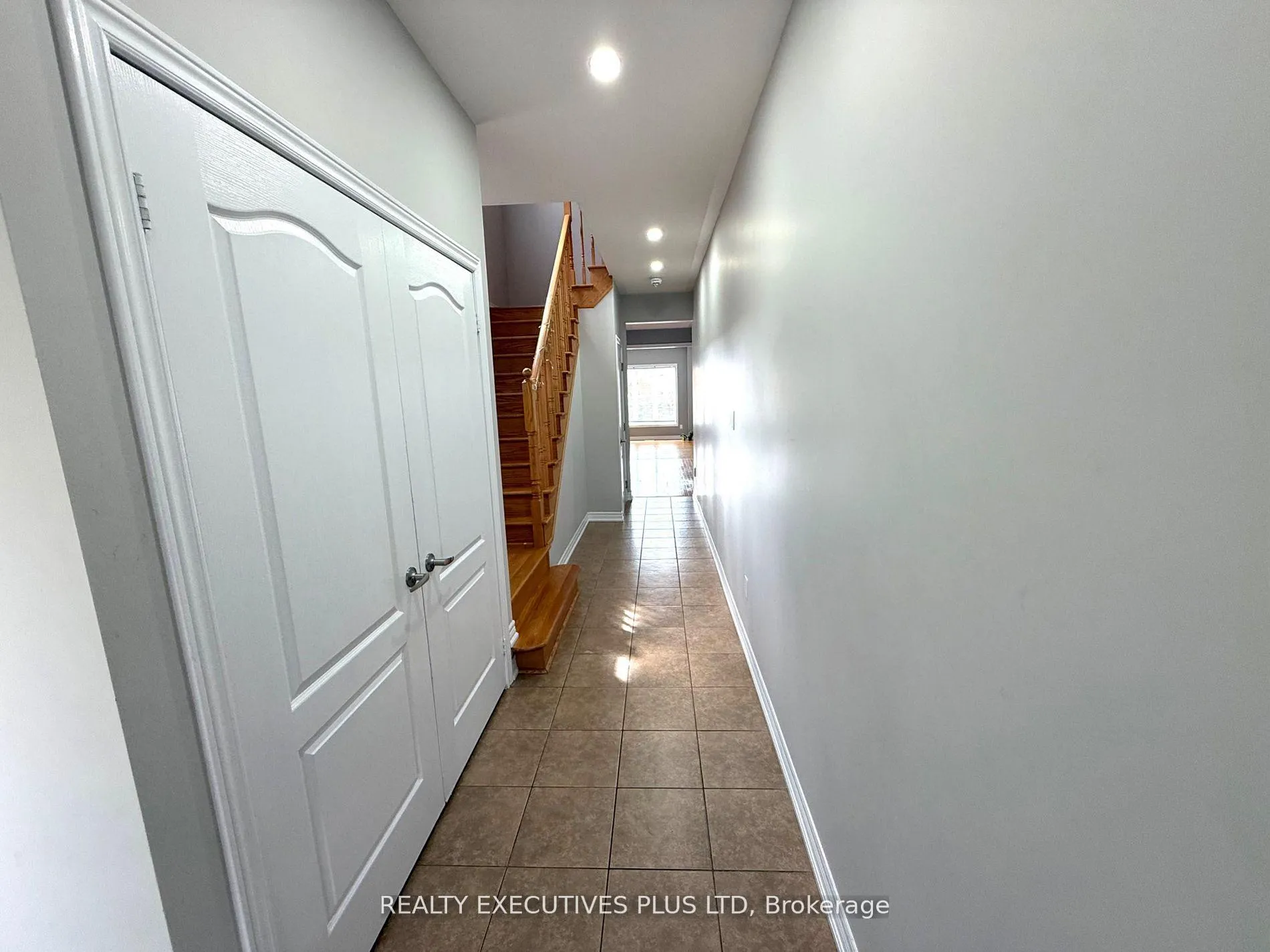 Photo 5 of Unit Upper, 88 Banbridge Crescent, Brampton, Credit Valley — HOMEH