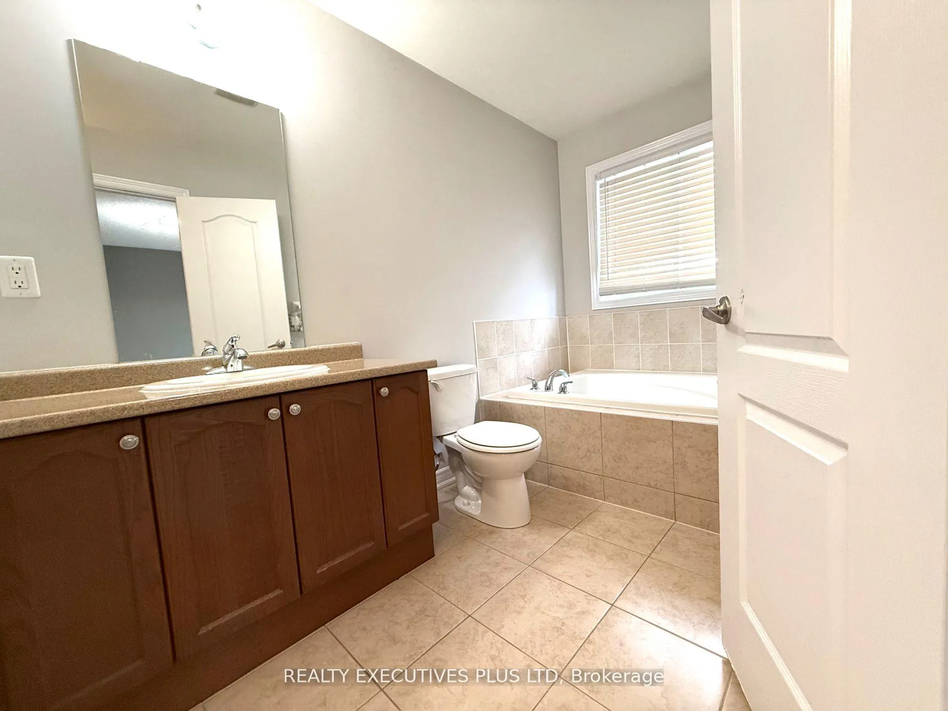 Photo 21 of Unit Upper, 88 Banbridge Crescent, Brampton, Credit Valley — HOMEH