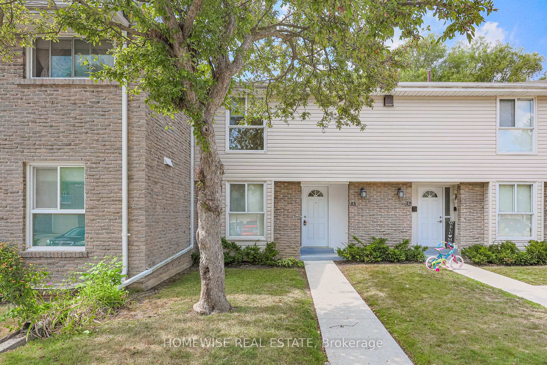Front of Unit 32, 570 Waverly Street N