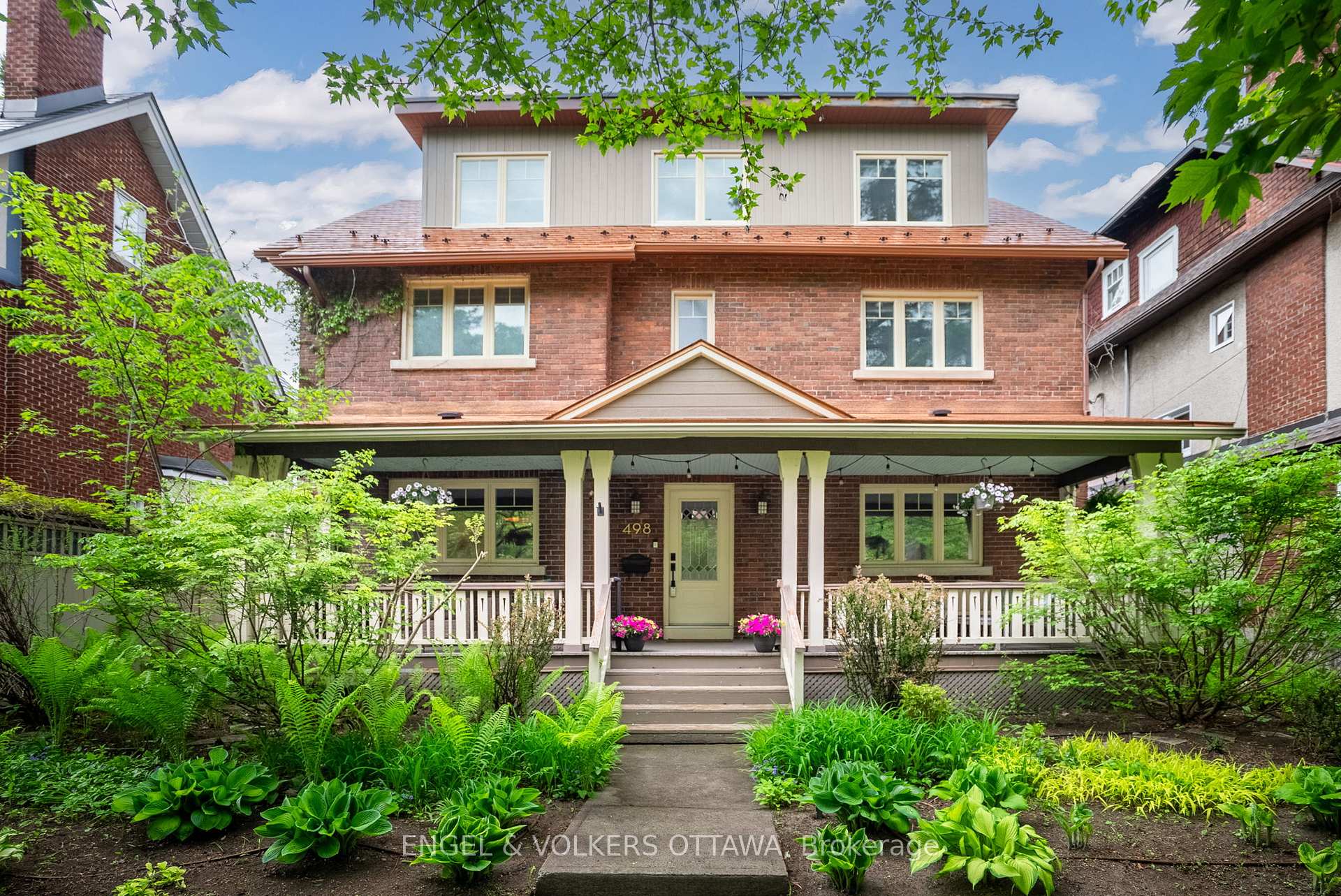 Front of 498 Queen Elizabeth Drive