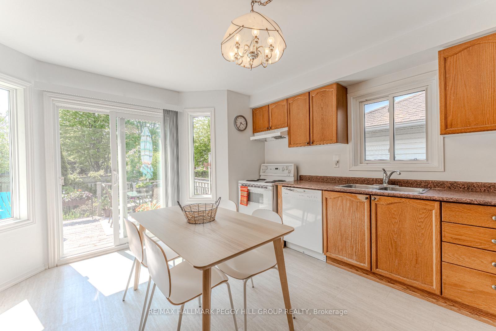 Photo 3 of 24 Nicholson Drive, Barrie, Ardagh — HOMEH