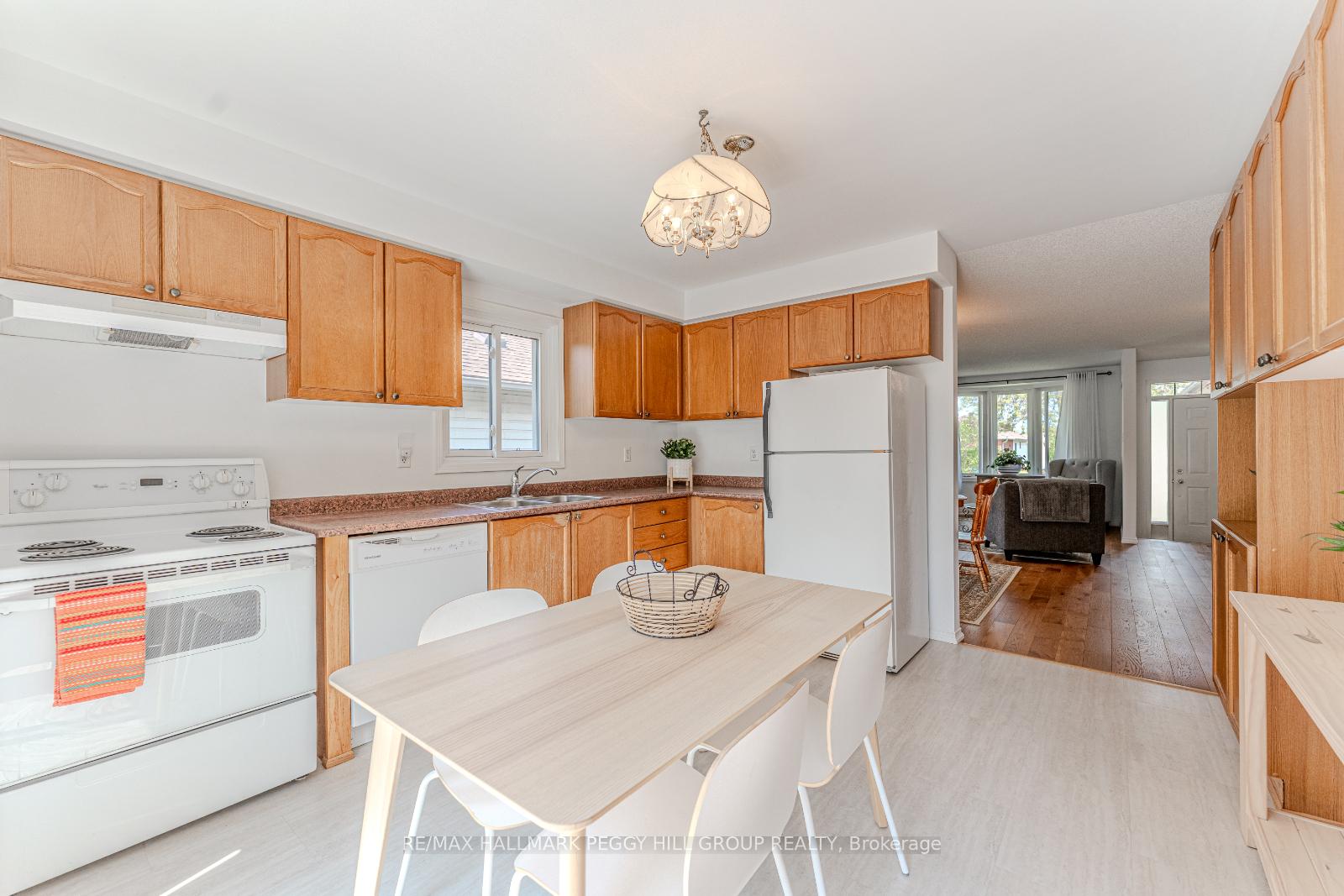 Photo 5 of 24 Nicholson Drive, Barrie, Ardagh — HOMEH