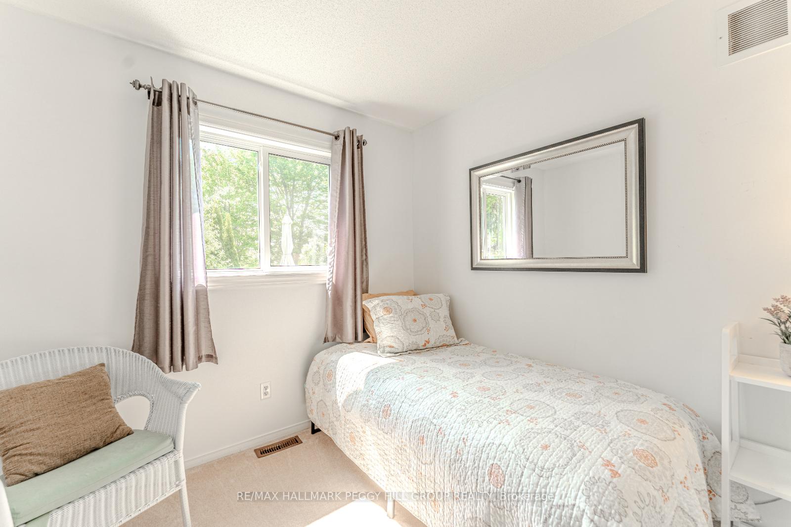 Photo 13 of 24 Nicholson Drive, Barrie, Ardagh — HOMEH